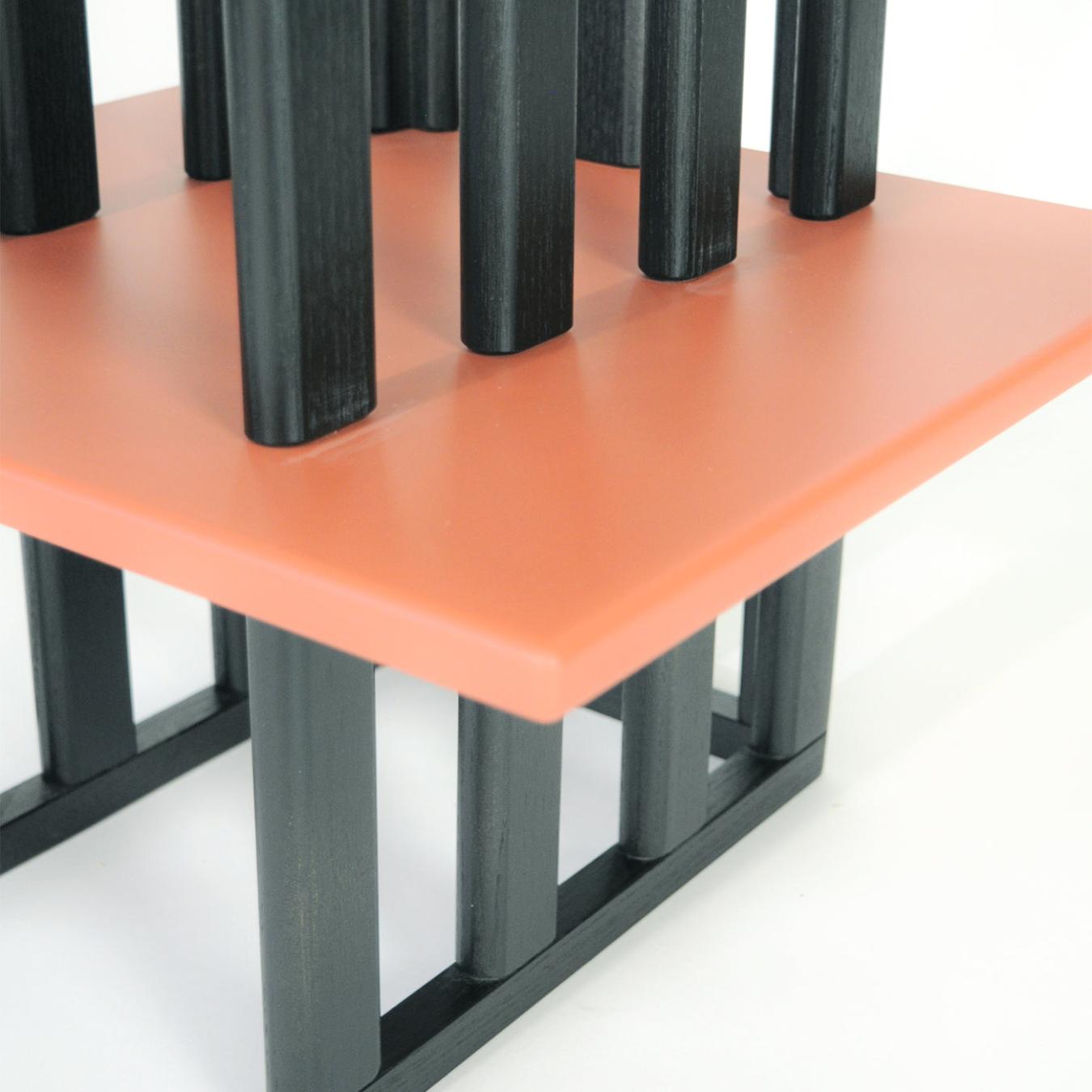 Roze en zwarte houten bijzettafel