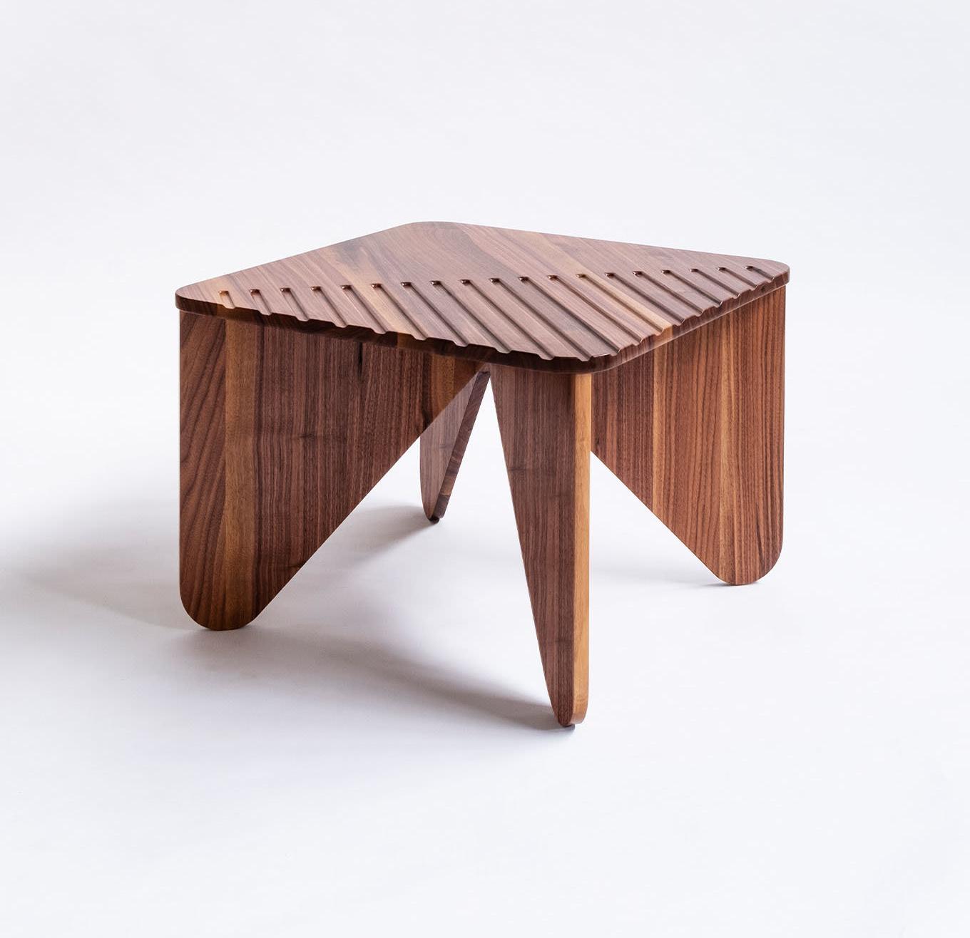 Middelgrote lage houten tafel