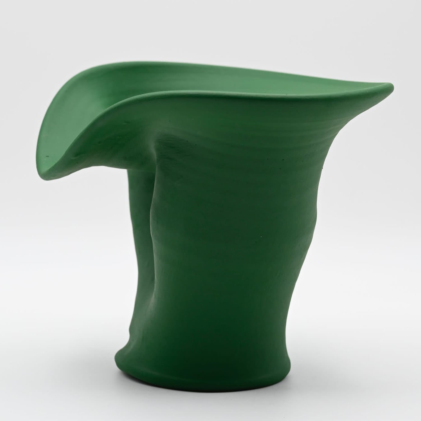 Groene handgebeeldhouwde vaas