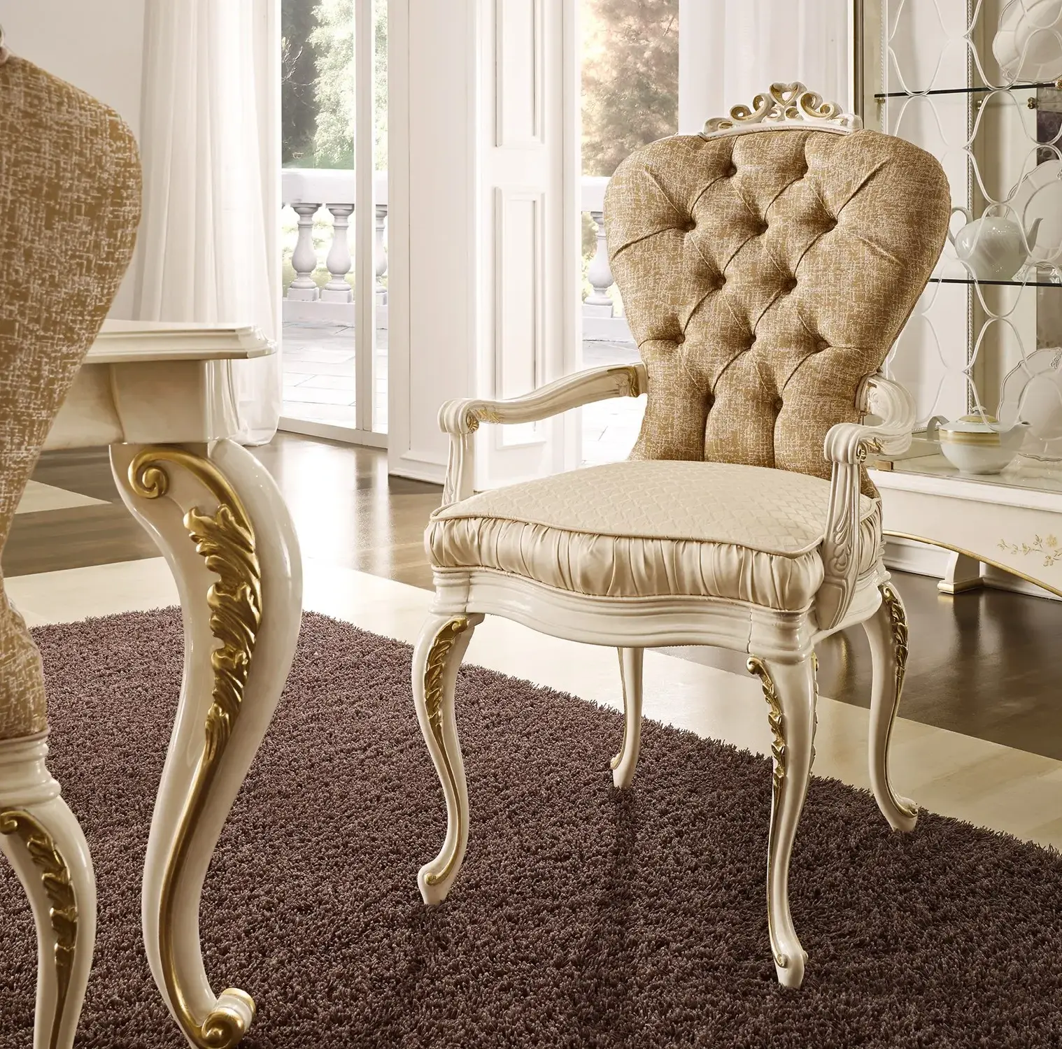 Luxe Italiaanse stoffen stoel met armleuningen