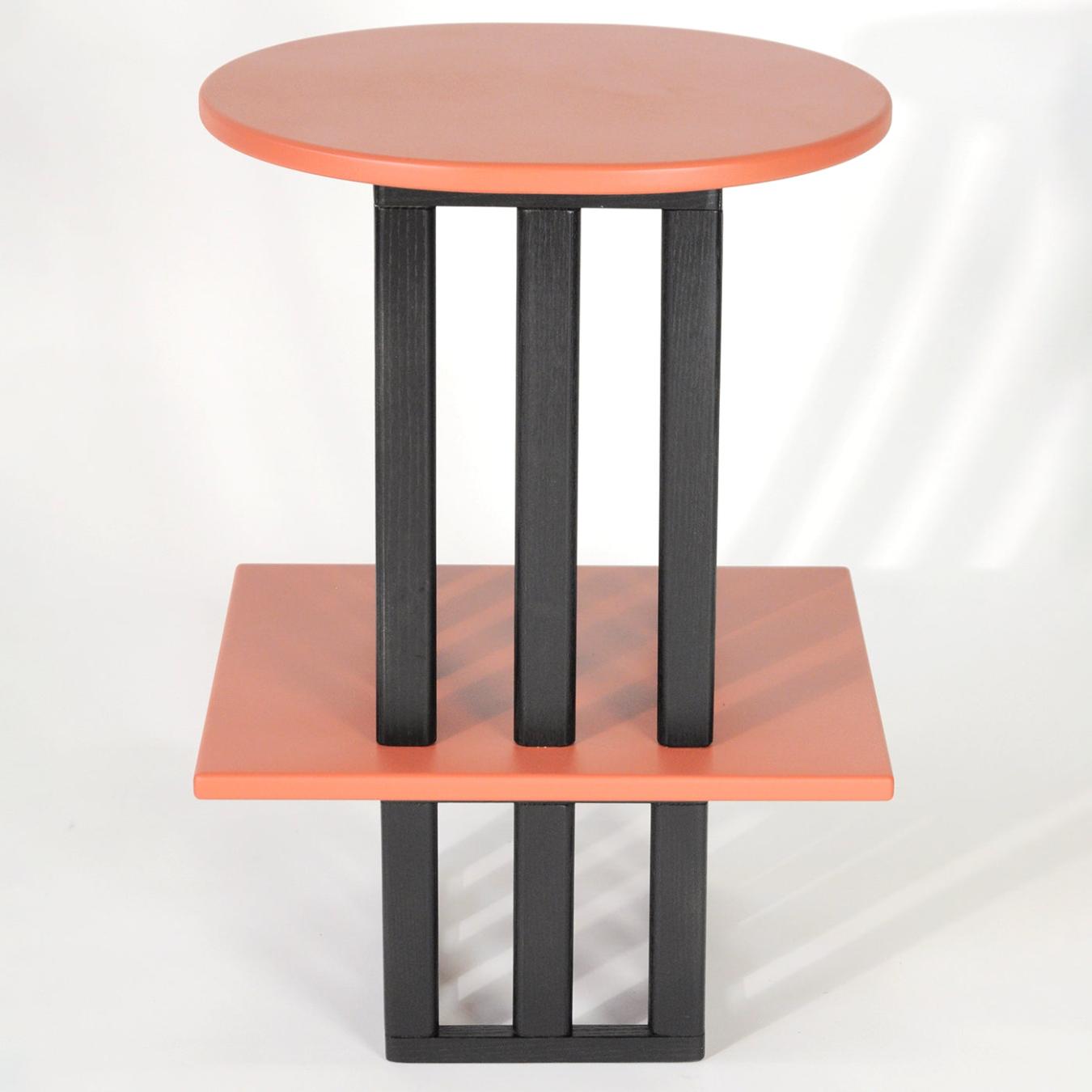 Roze en zwarte houten bijzettafel