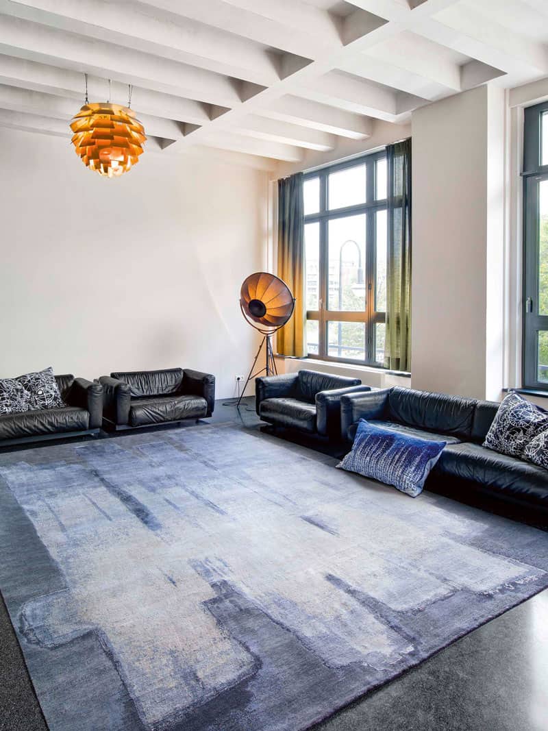 Zilvergrijs handgeweven tapijt