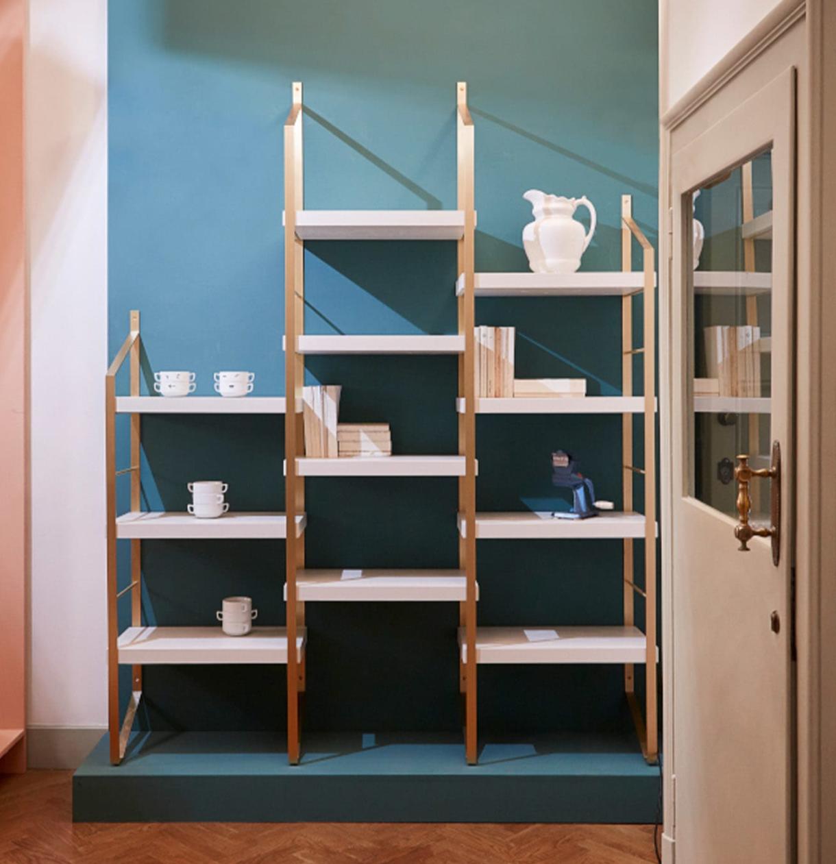 Gelaagde houten boekenkast