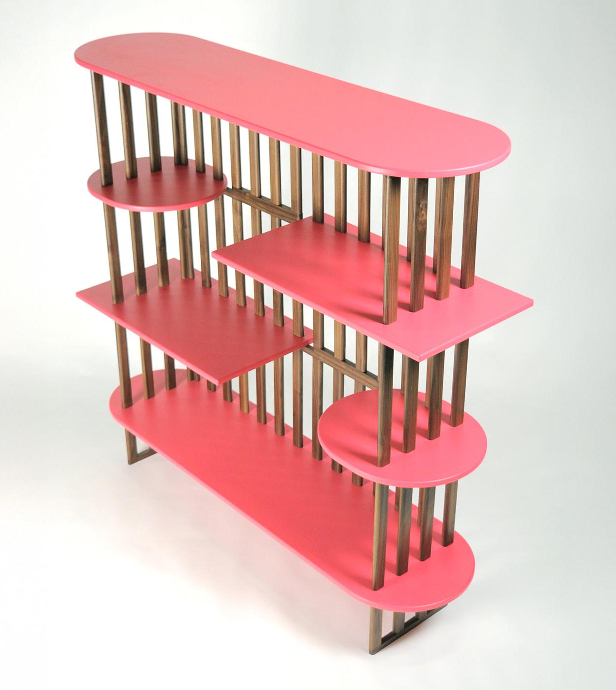 Roze vier-niveau boekenkast