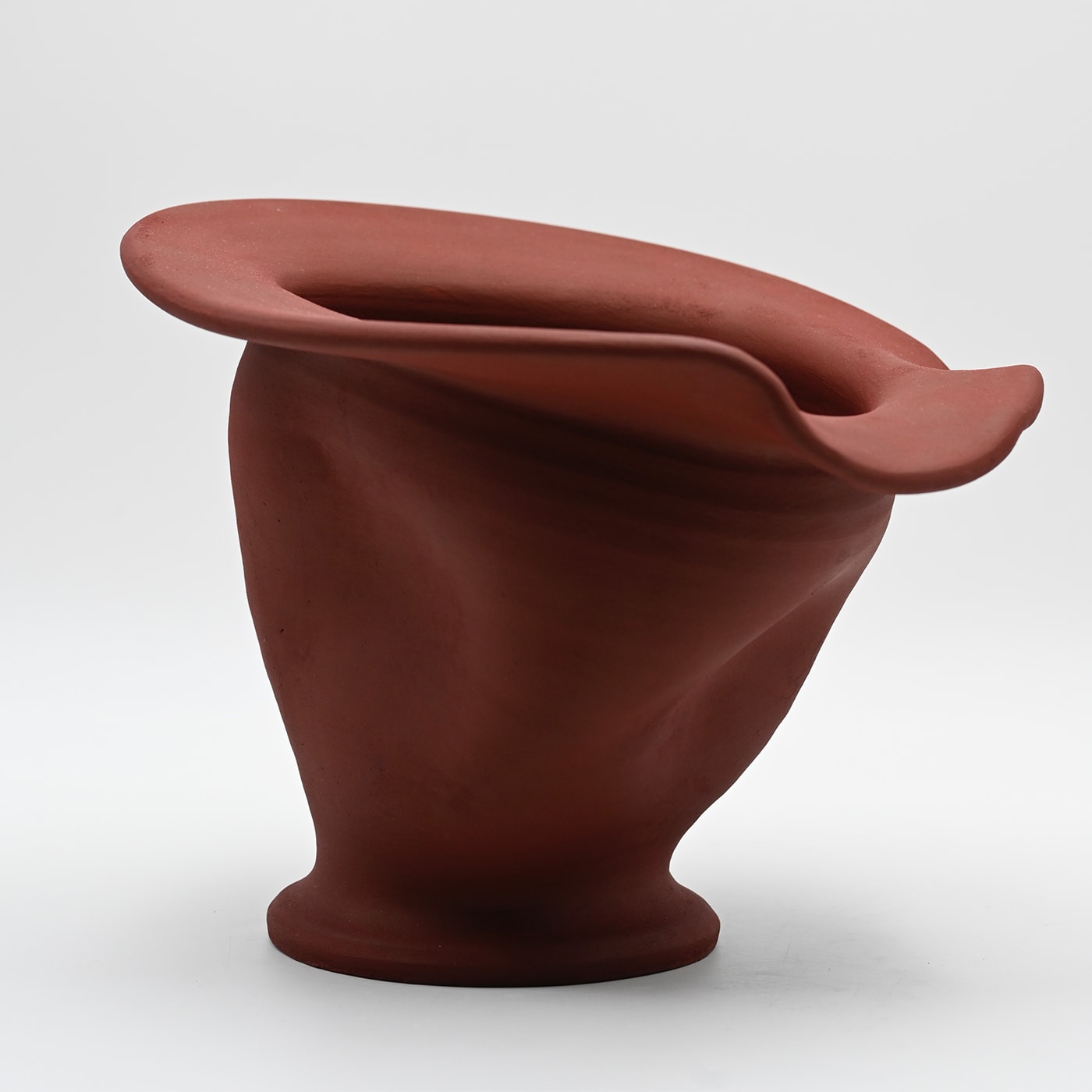 Bordeauxrode handgebeeldhouwde vaas