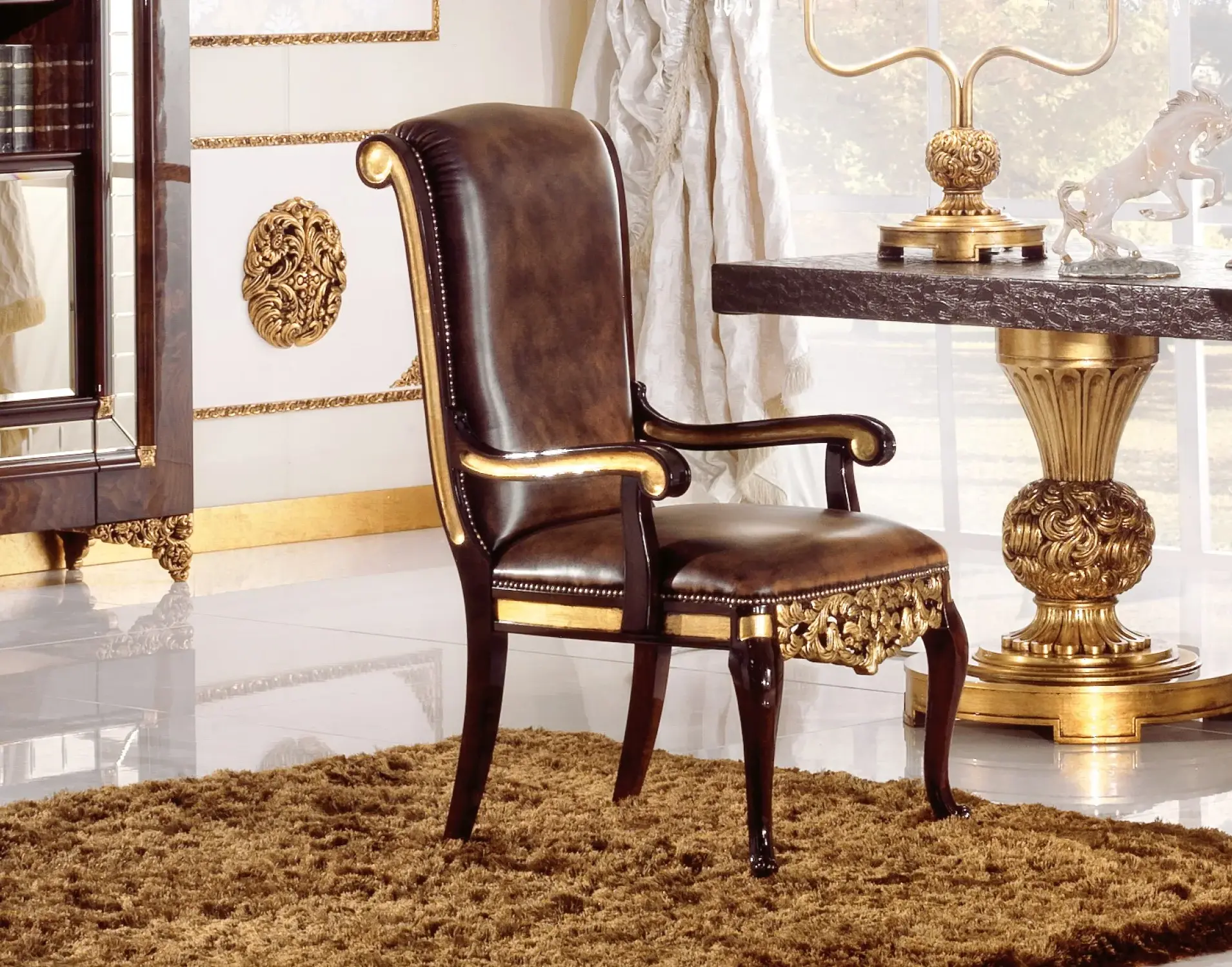 Klassieke leren stoel met armleuningen