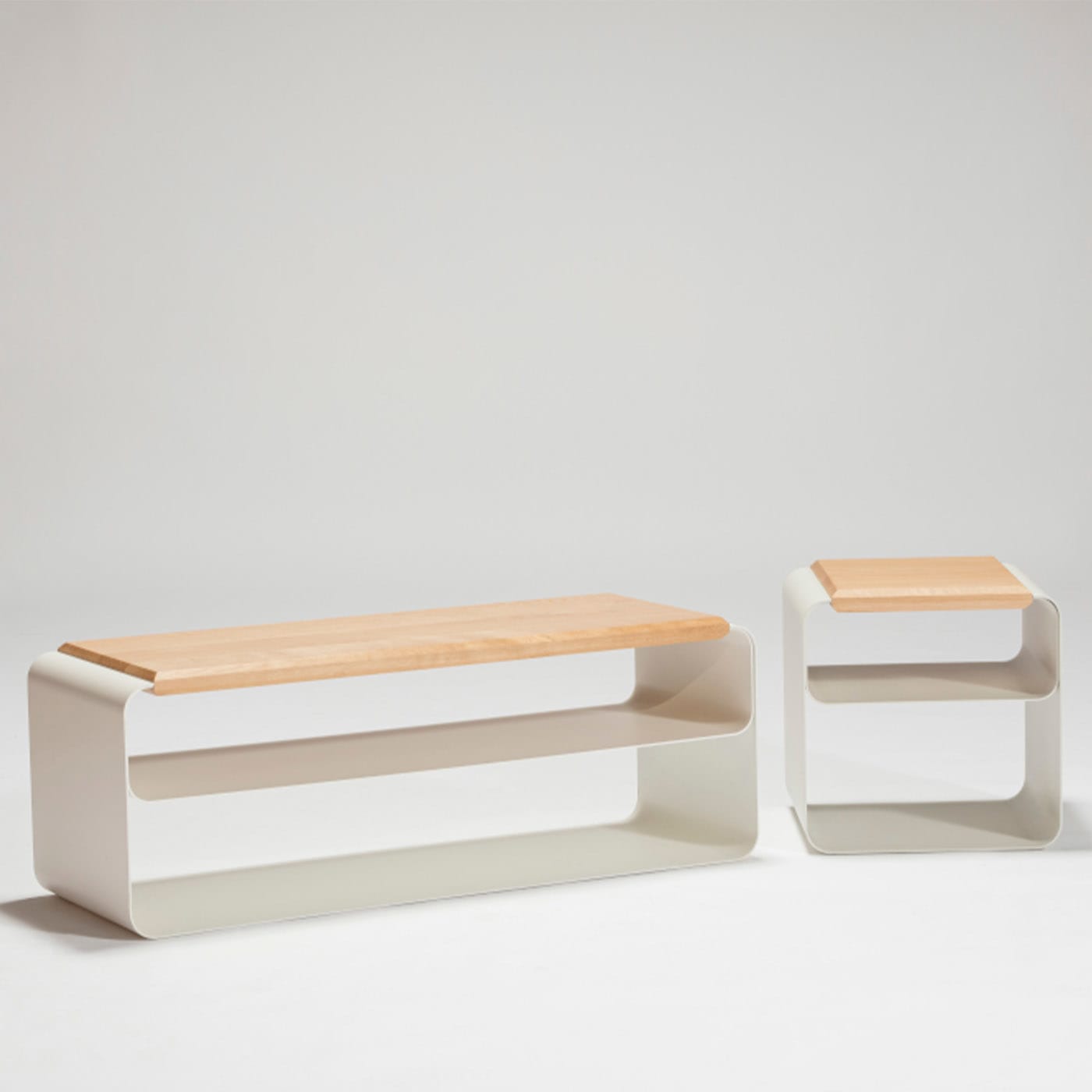 Minimalistische hout en metaal kruk