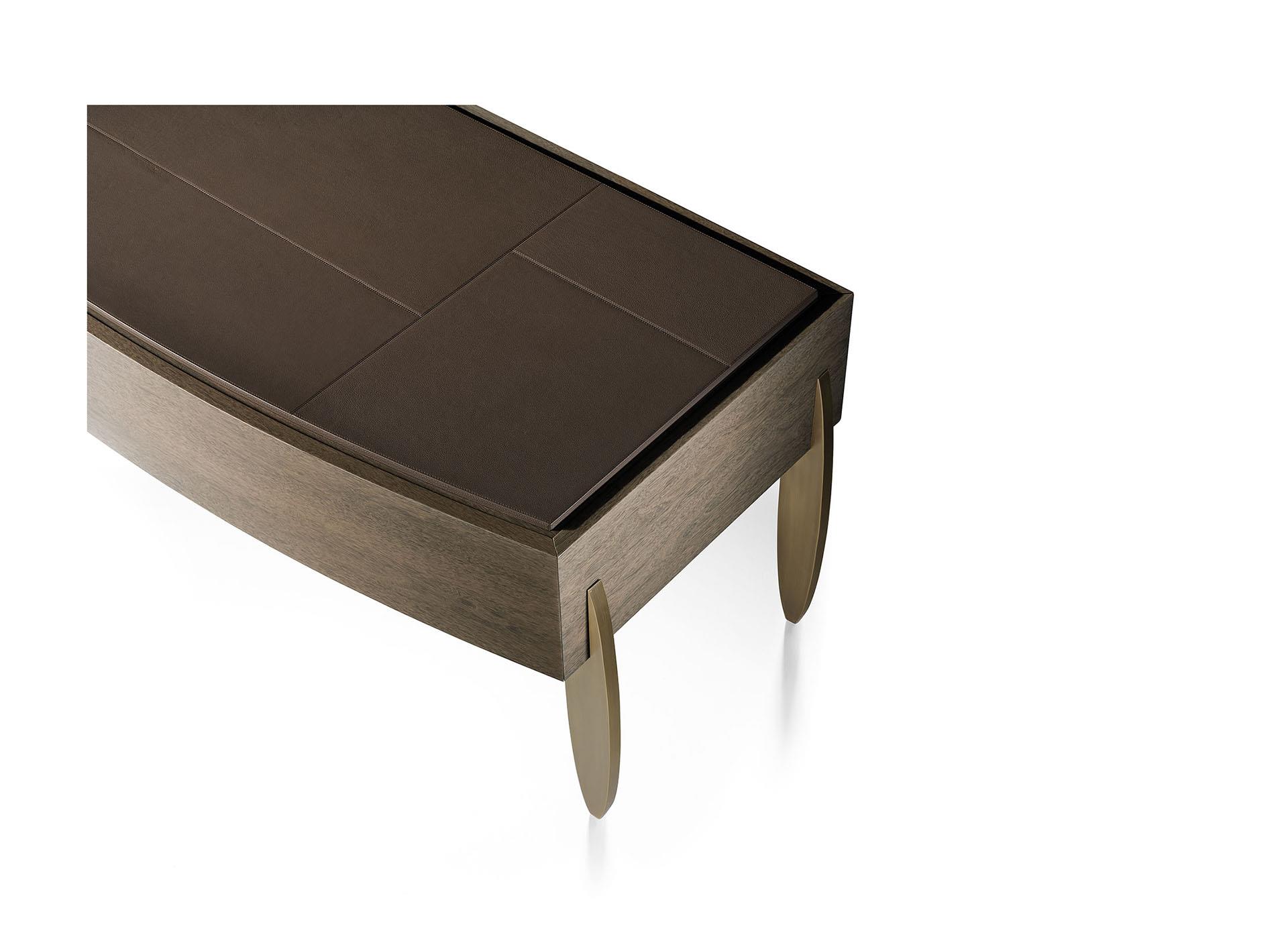 Bureau met leren blad en bronzen metalen poten