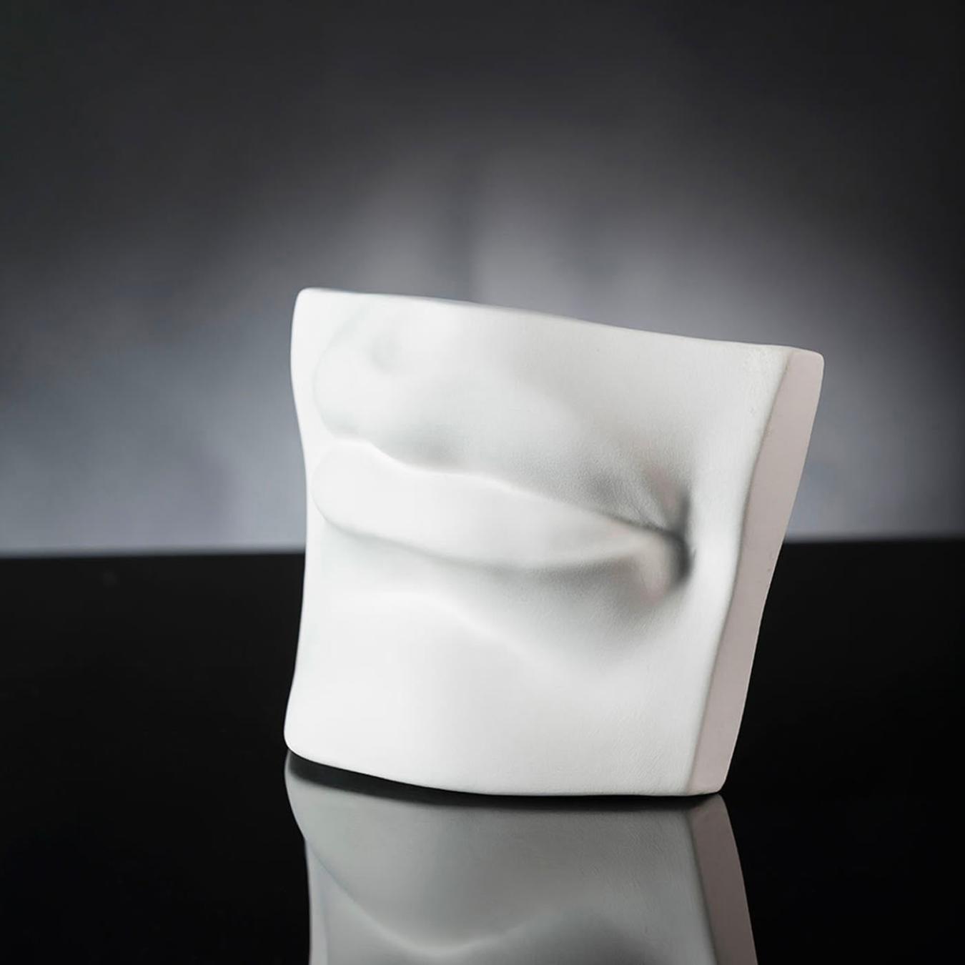 David's Mouth witte sculptuur