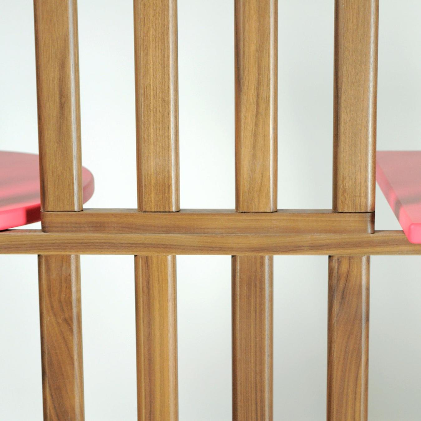 Roze vier-niveau boekenkast