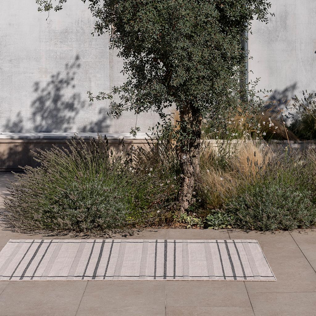 Zona charcoal lijn outdoor tapijt | Maat: 200 × 280 cm