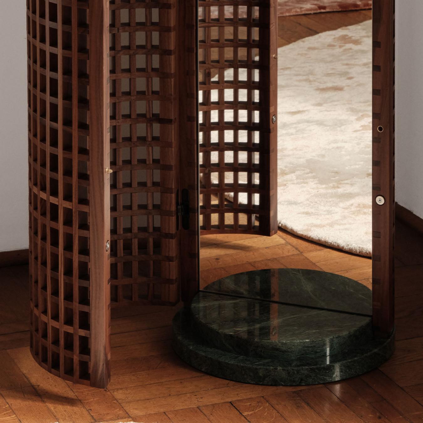 Walnoot en marmer staanspiegel