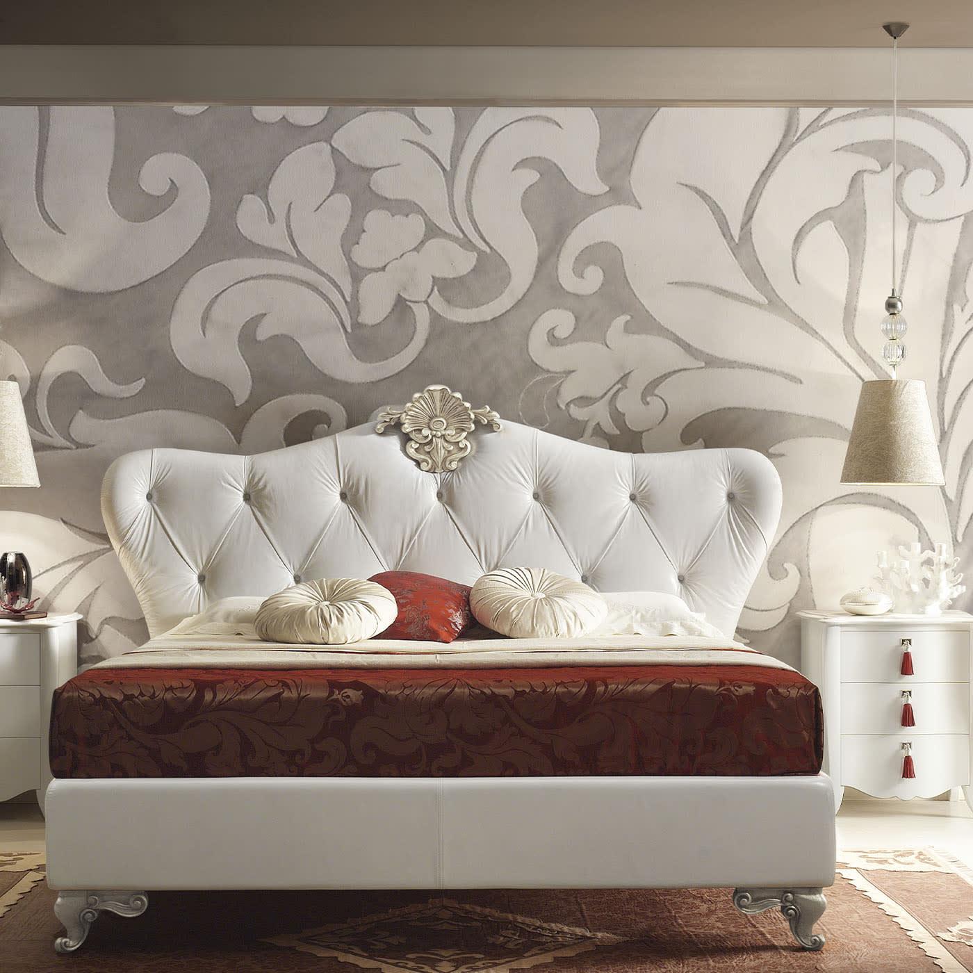 Bed met wit lederen hoofdeinde