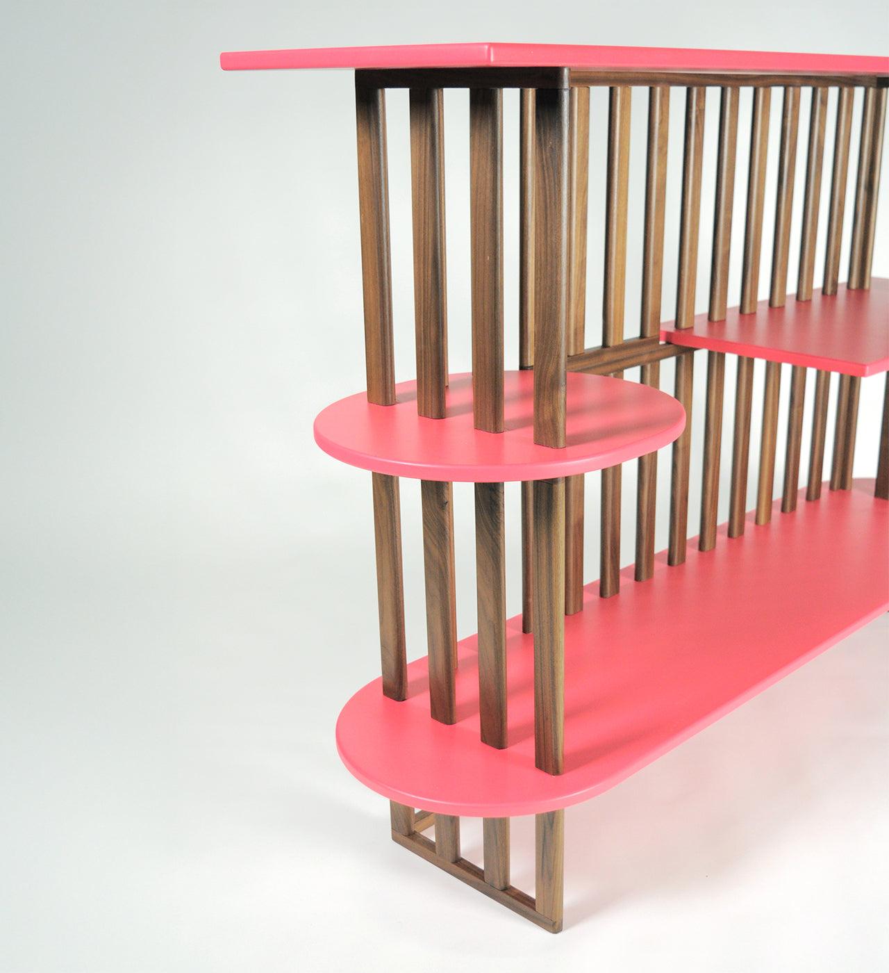 Roze drie-niveau boekenkast