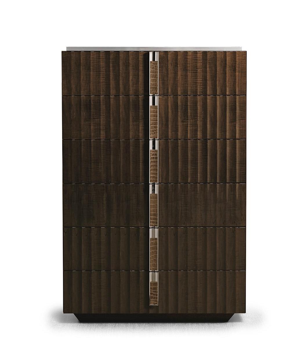 Zes-laden ladekast met fijn hout en leren details