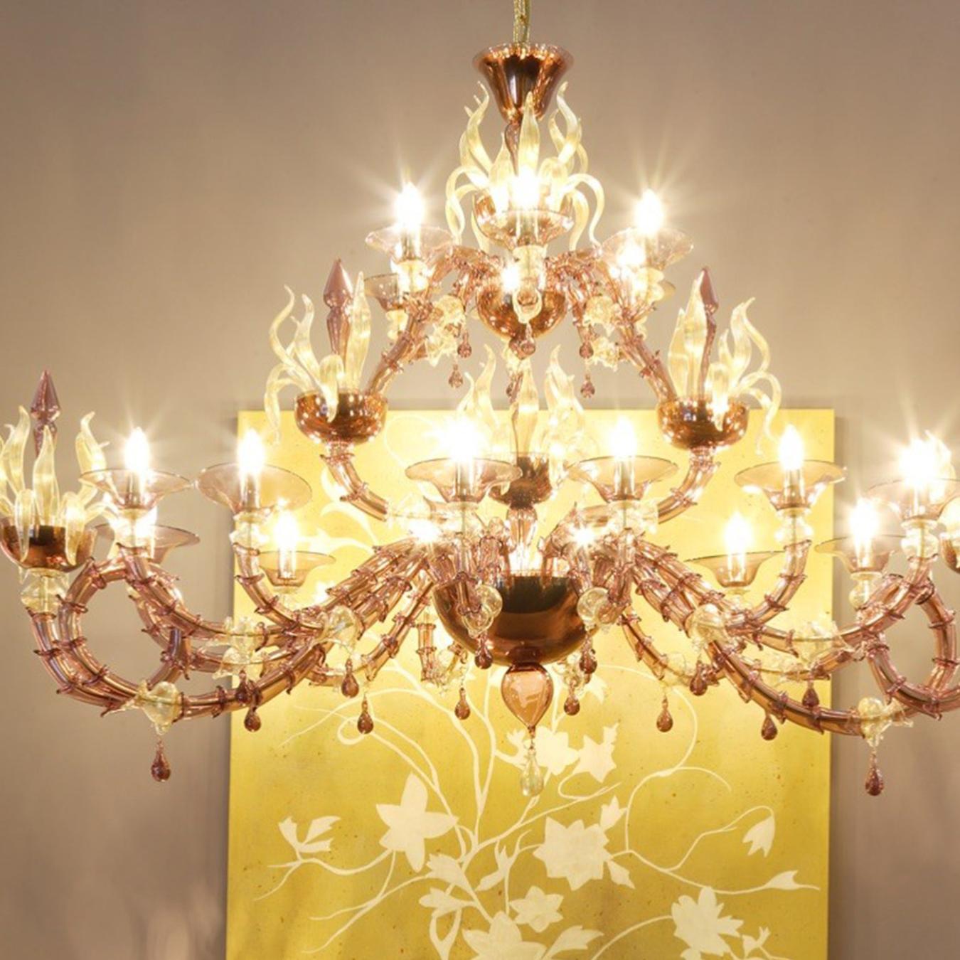 Klassieke kroonluchter in paars Murano glas