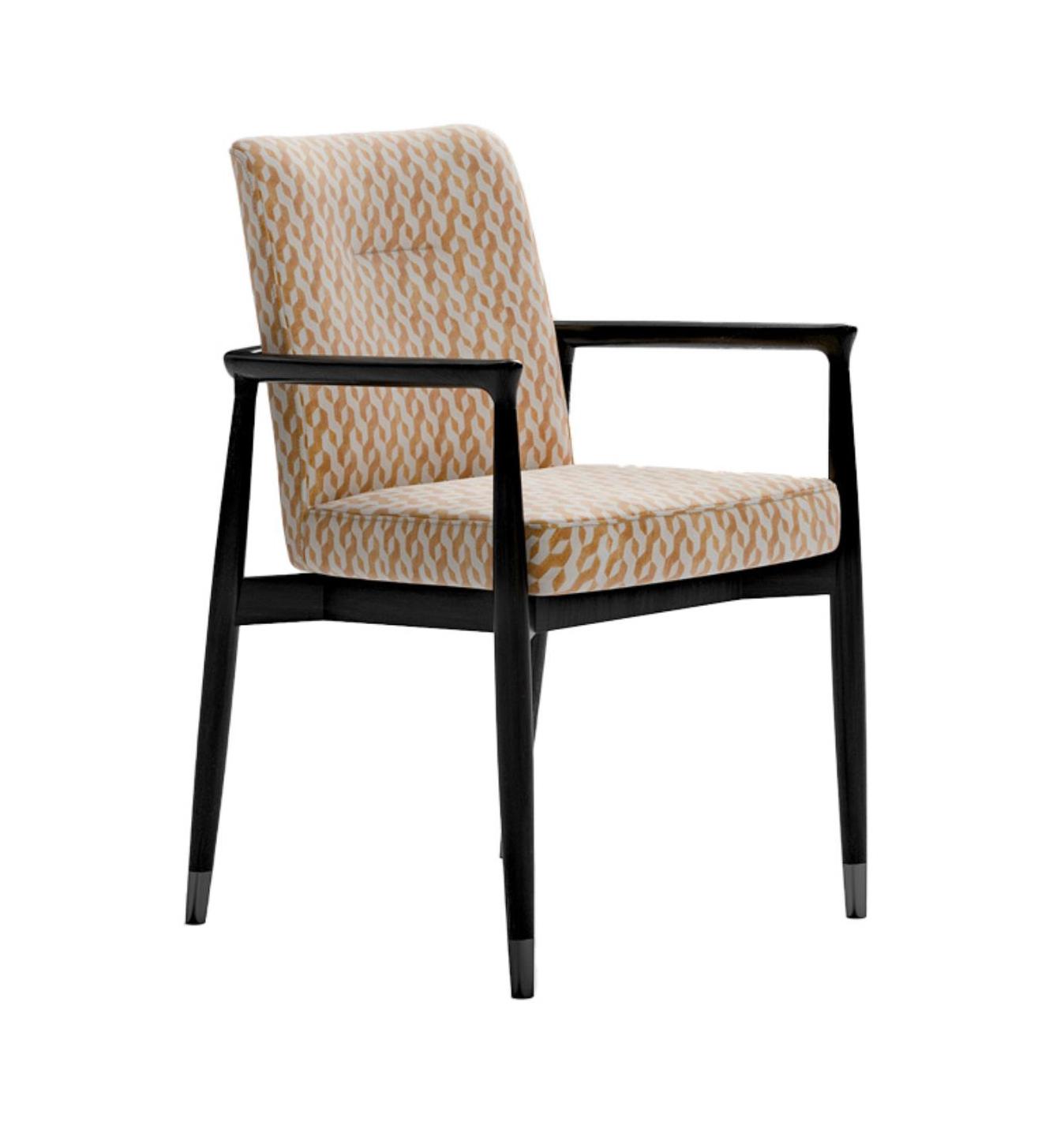 Mat zwart gelakte fauteuil met kussens