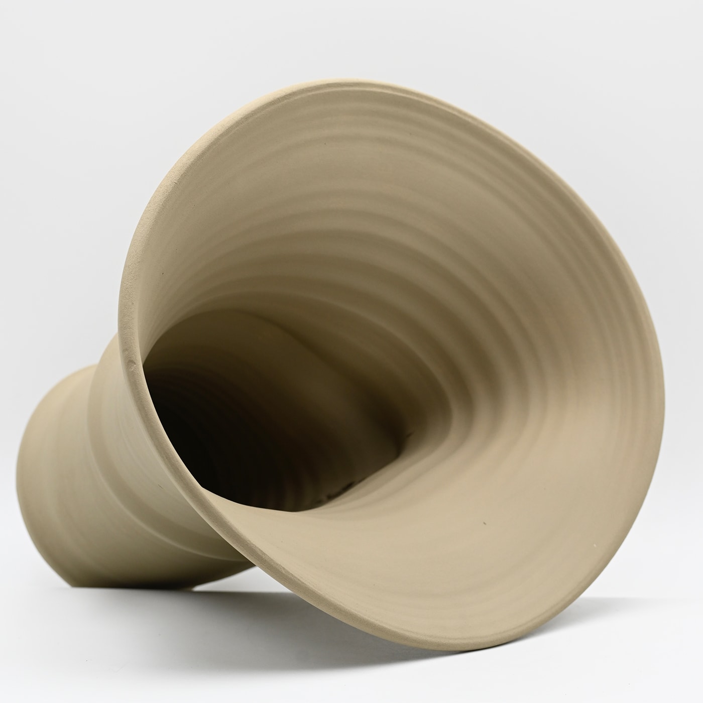 Beige handgebeeldhouwde vaas