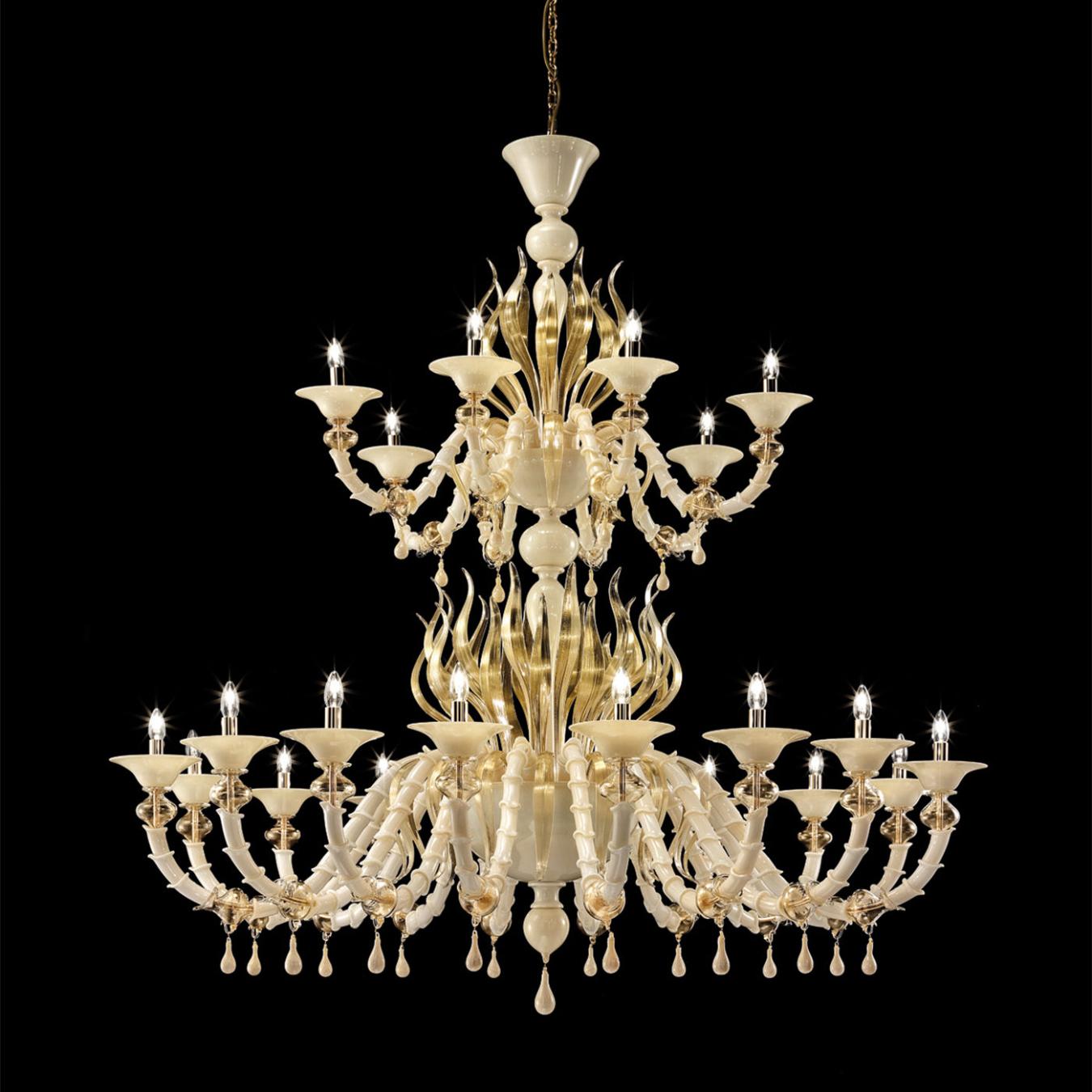 Klassieke kroonluchter in goudkleurig geblazen Murano glas