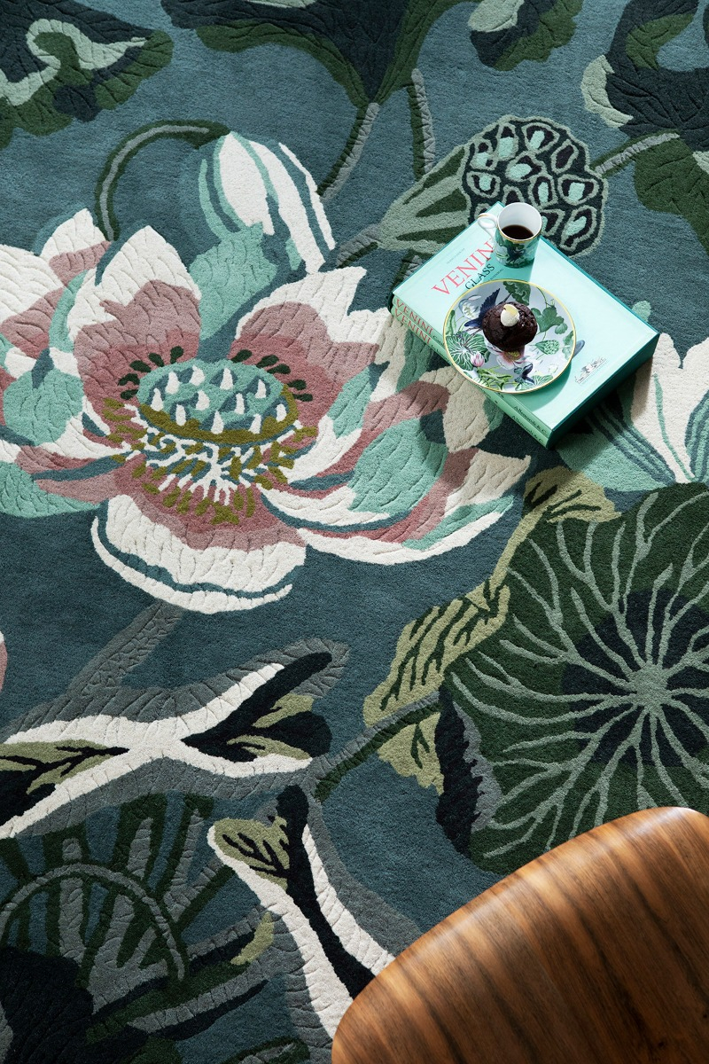 Waterlily midnight pond tapijt | Maat: 170 × 240 cm