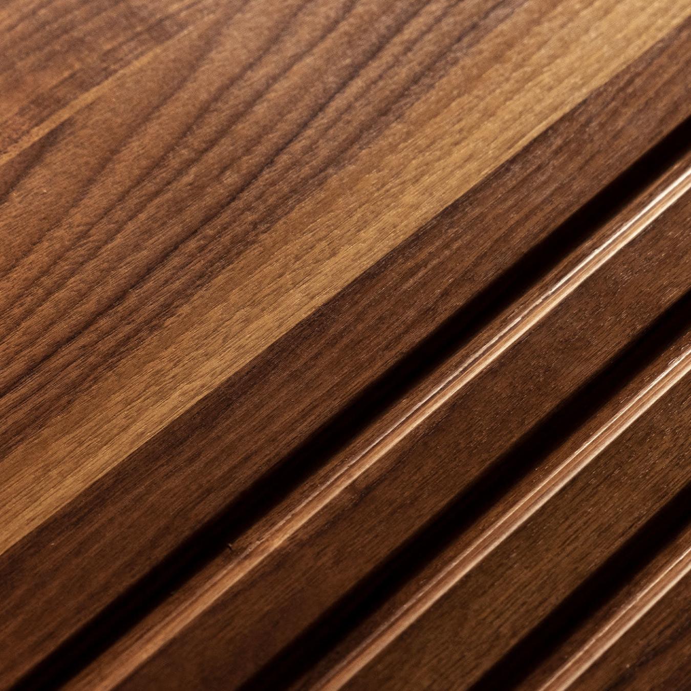 Kleine lage houten tafel