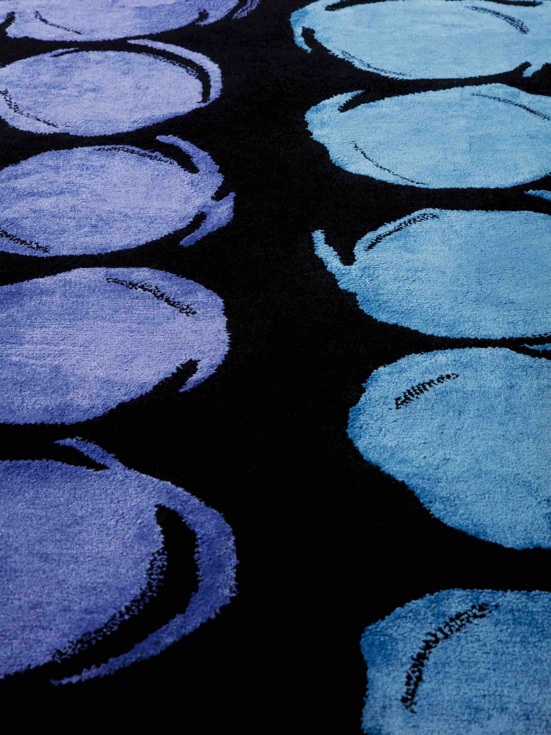 Pienovuoto handgeweven tapijt