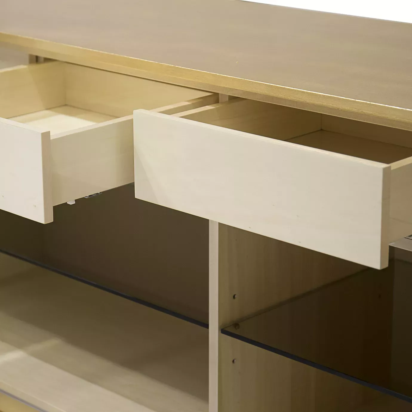 Camilia parelmoer kast