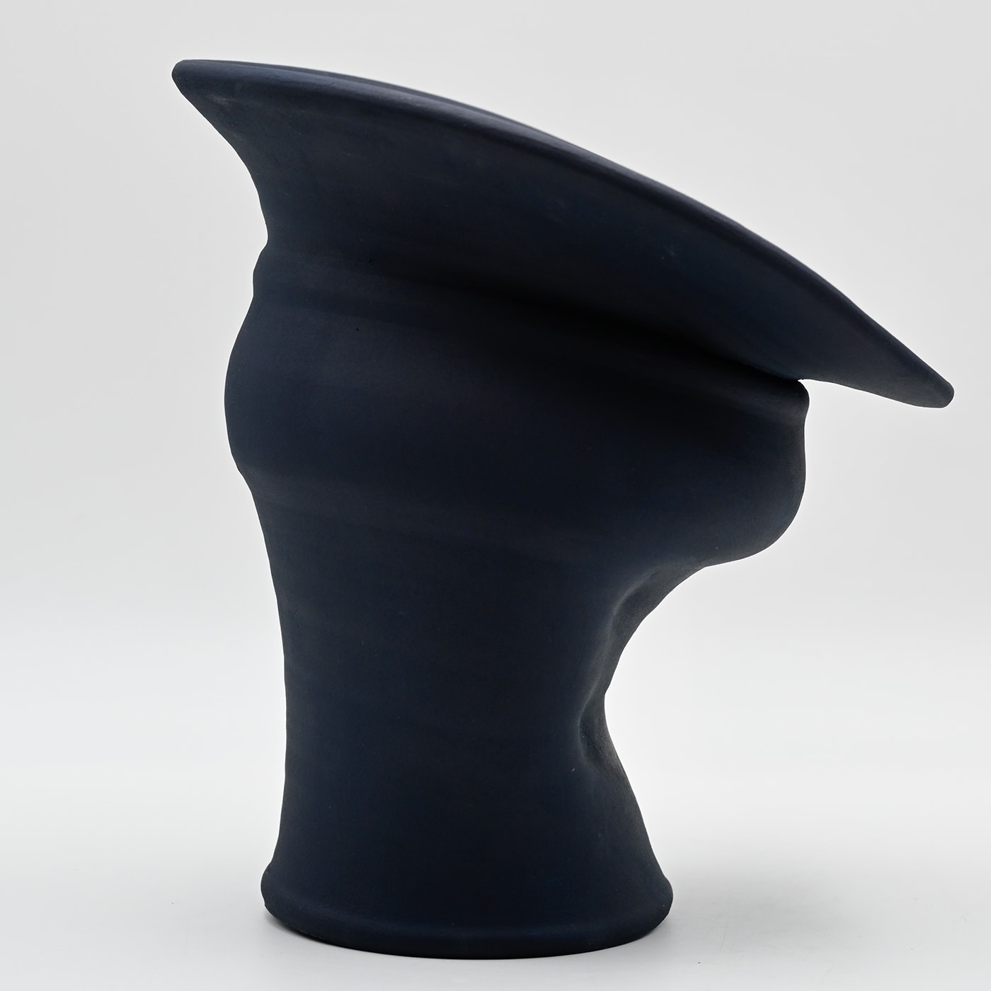 Blauwe handgebeeldhouwde vaas
