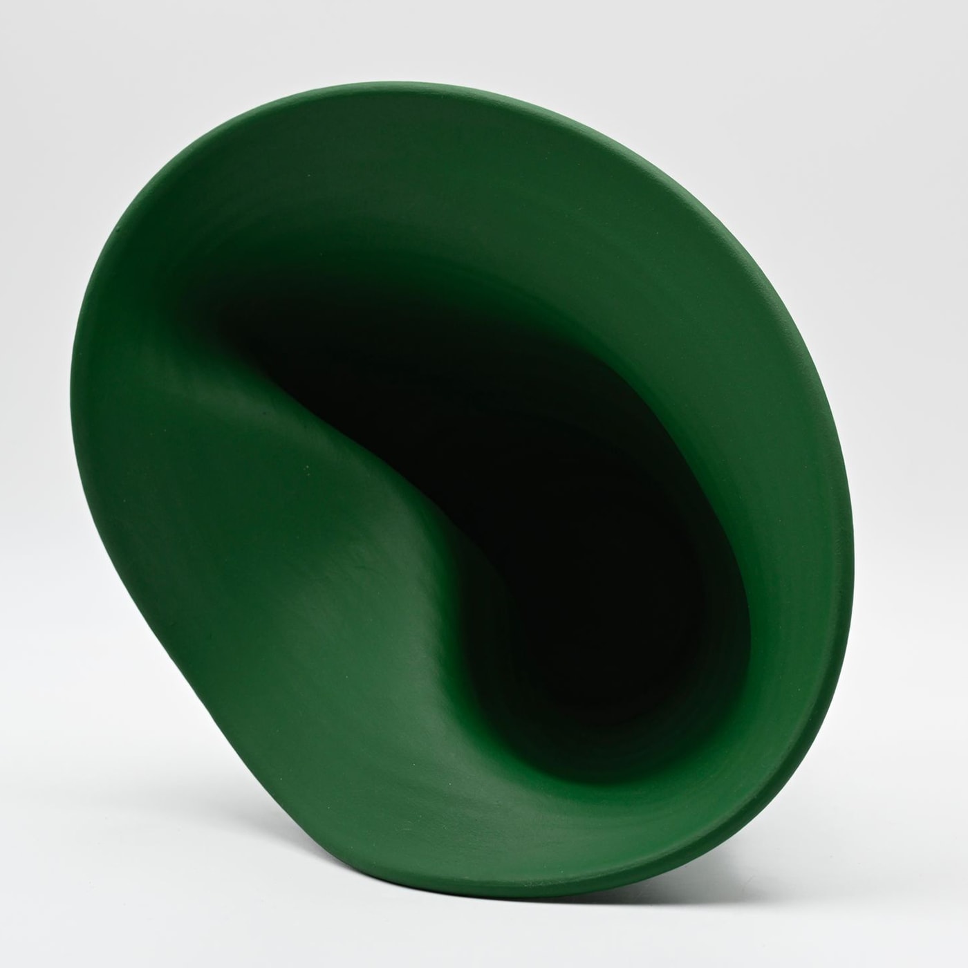 Groene handgebeeldhouwde vaas