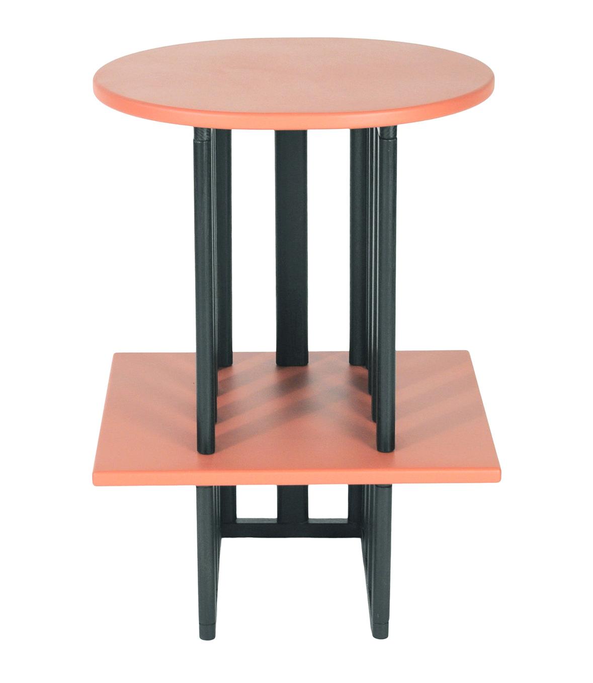 Roze en zwarte houten bijzettafel