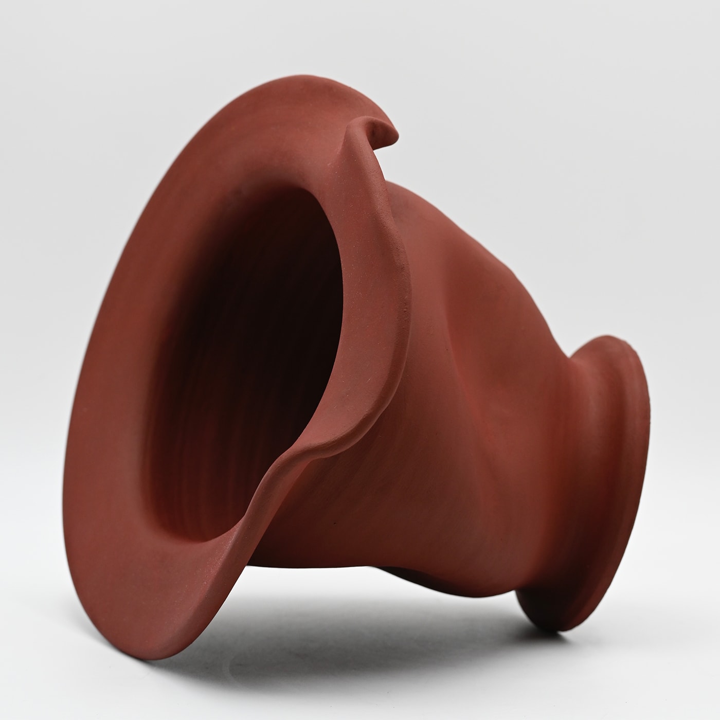 Bordeauxrode handgebeeldhouwde vaas