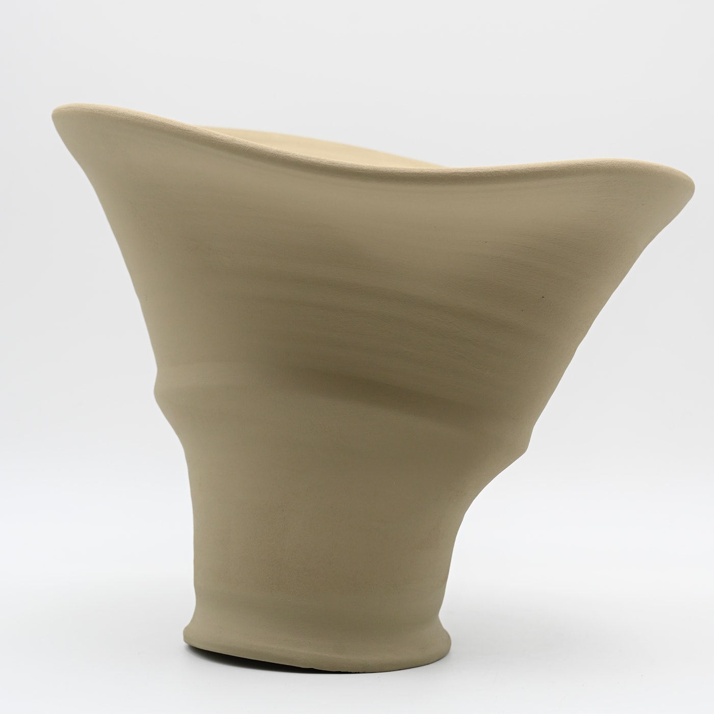Beige handgebeeldhouwde vaas