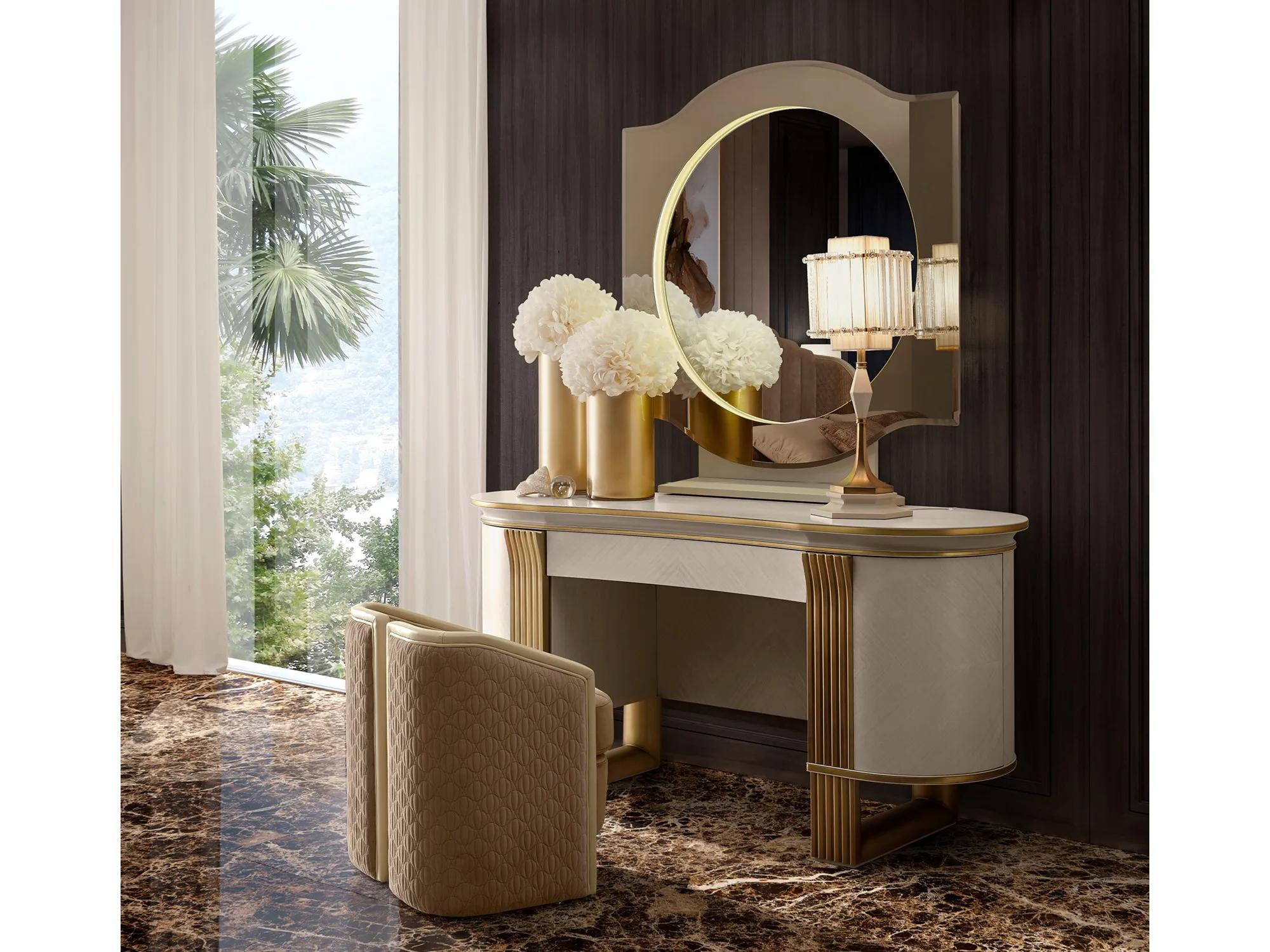 Leren en stoffen poef