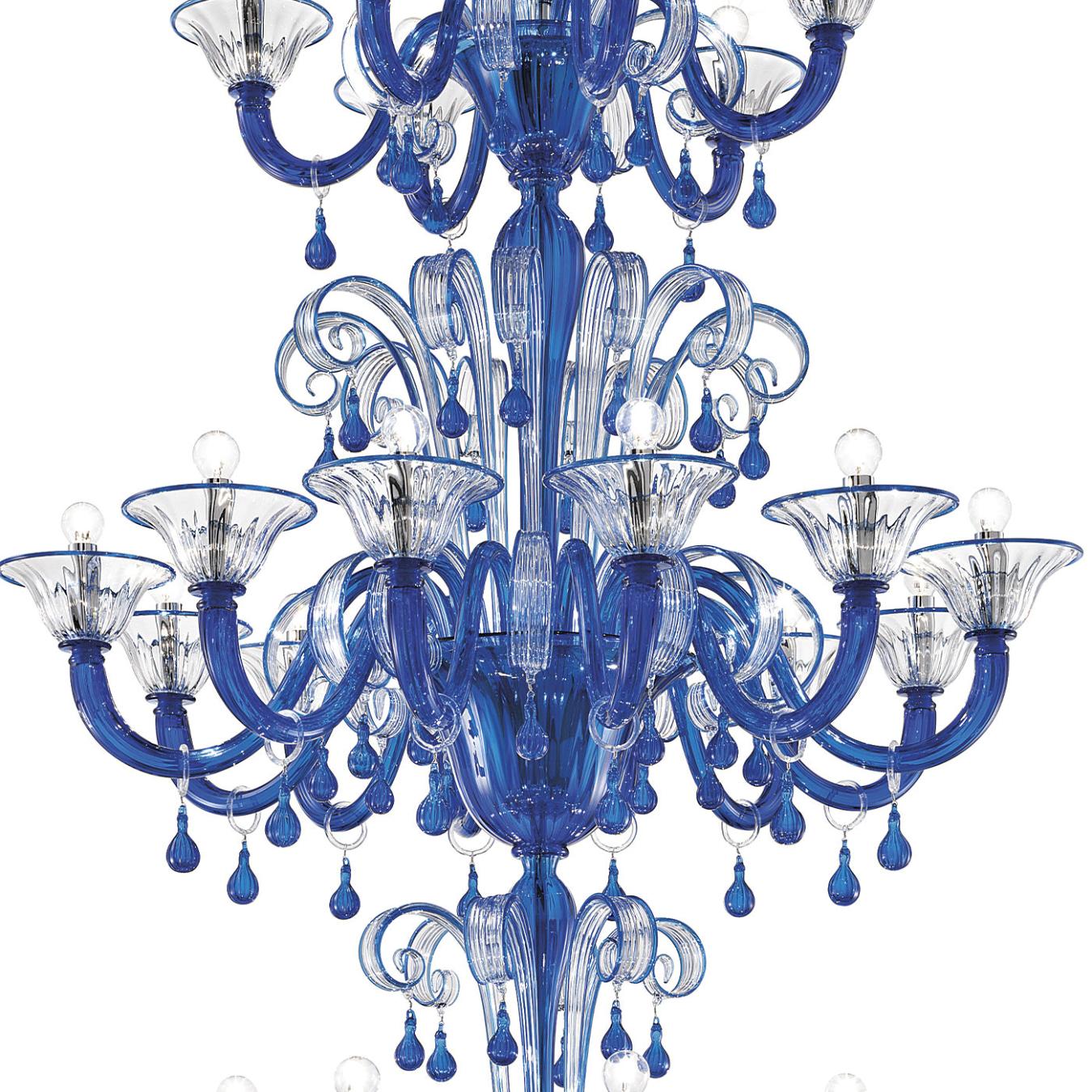 Klassieke kroonluchter in lichtblauw Murano glas