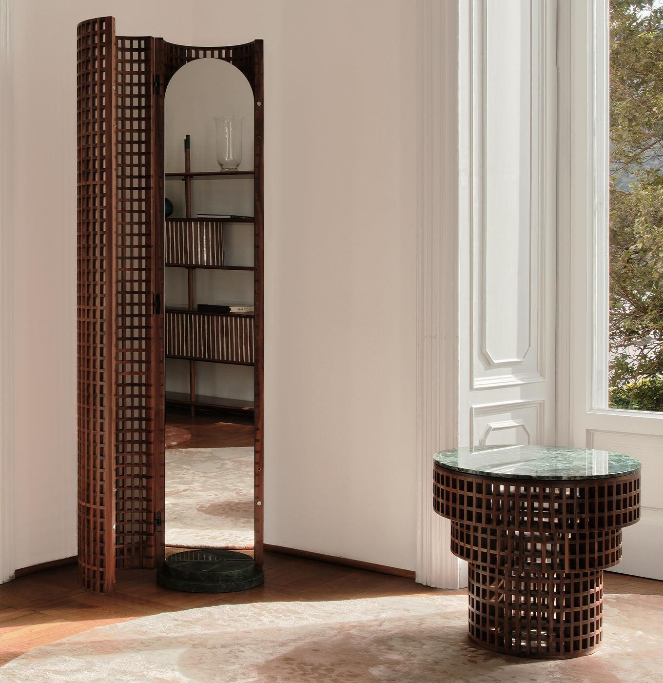 Walnoot en marmer staanspiegel