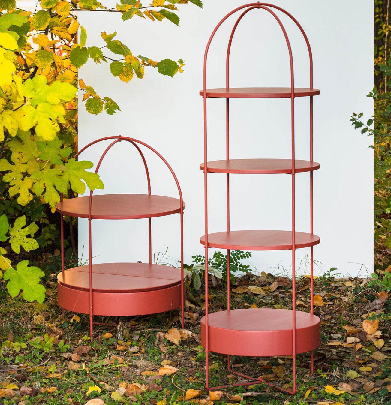 Rode gelakte boekenkast