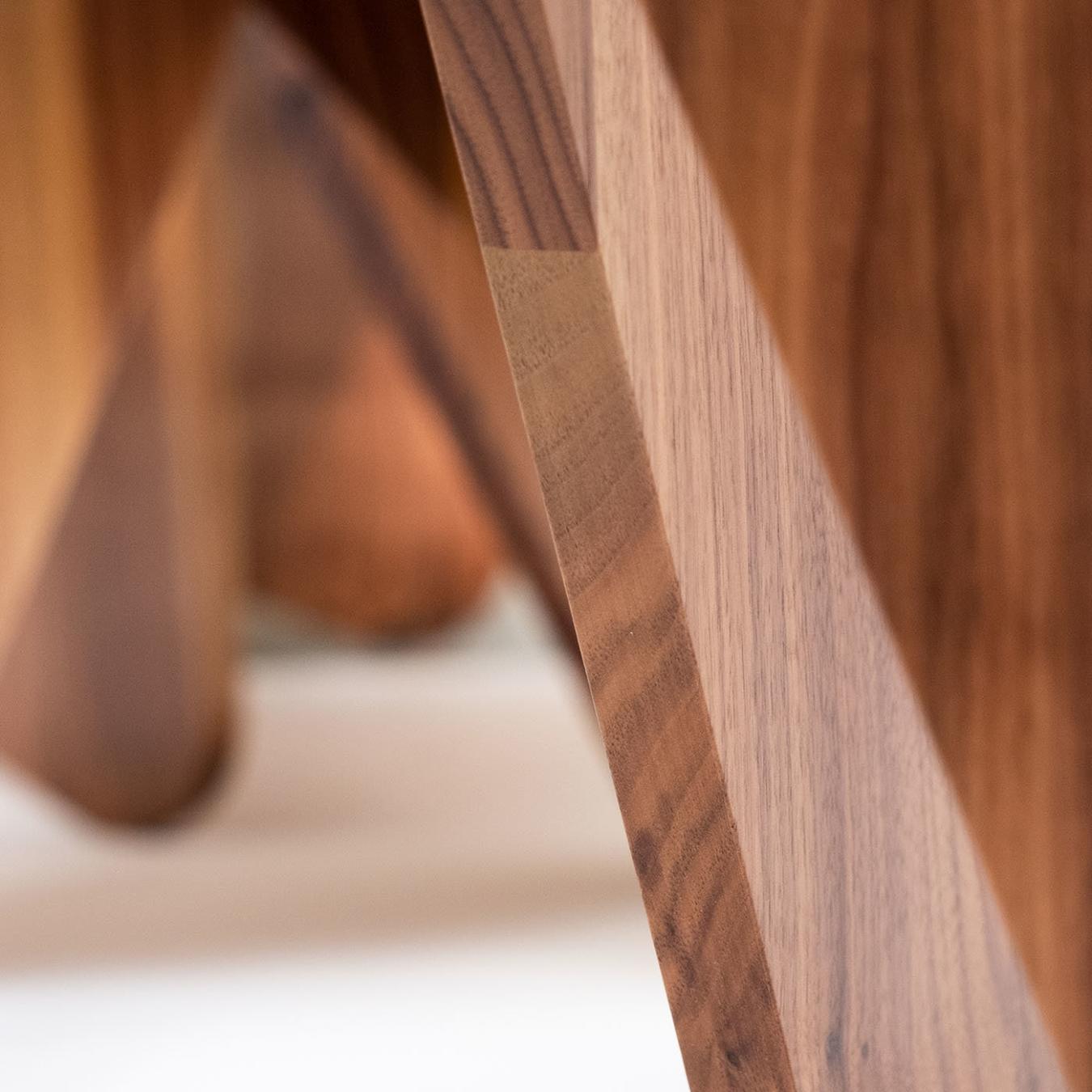 Middelgrote lage houten tafel