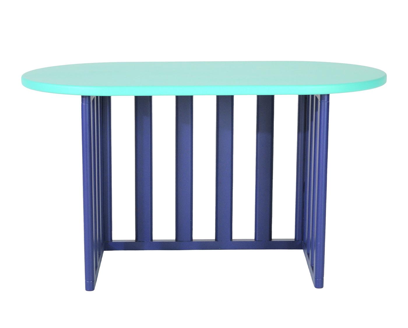 Blauwe ovale houten bijzettafel