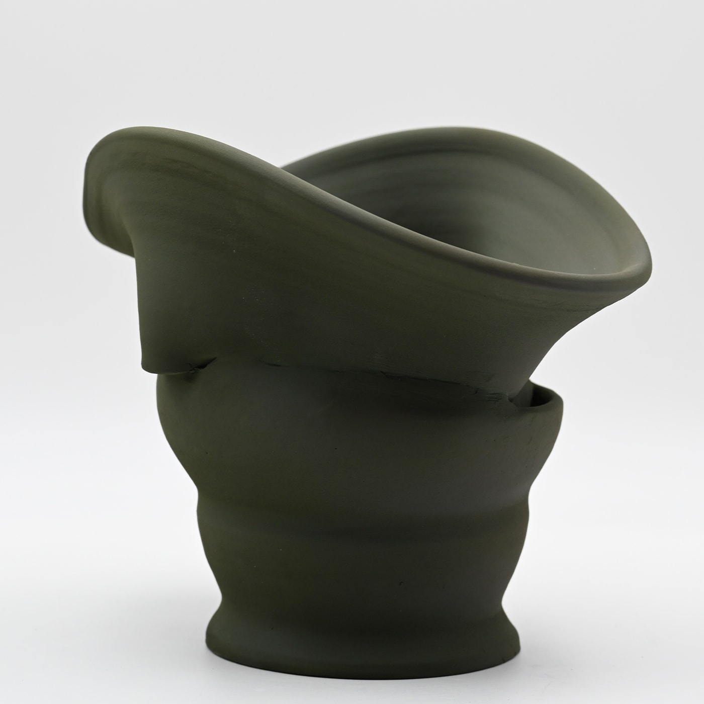 Groene handgebeeldhouwde vaas