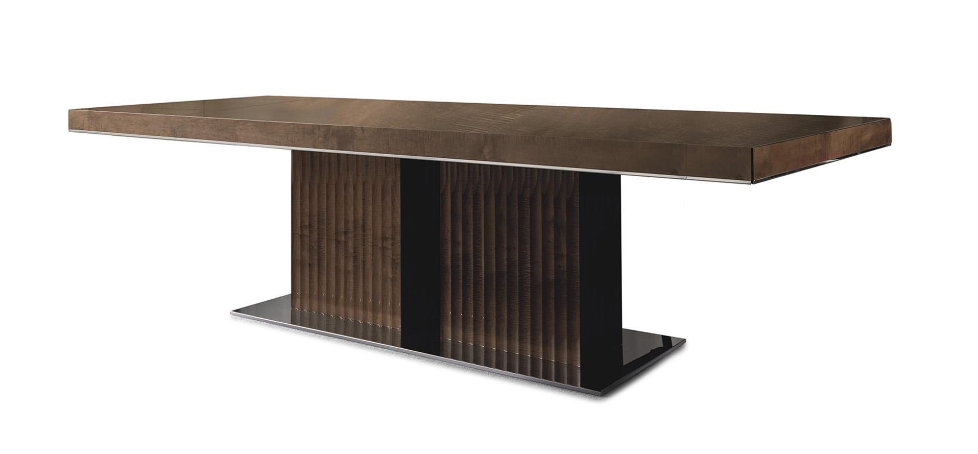 Uitschuifbare tafel met fijn hout en metaal accenten