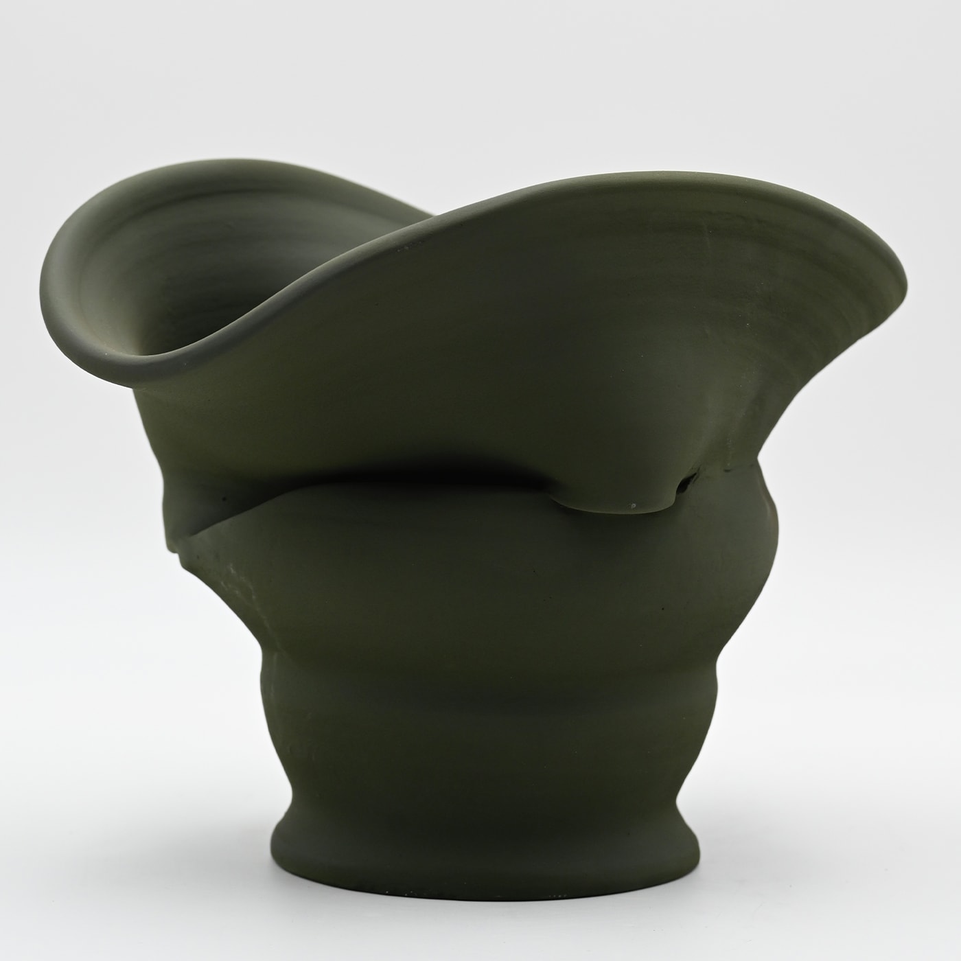 Groene handgebeeldhouwde vaas