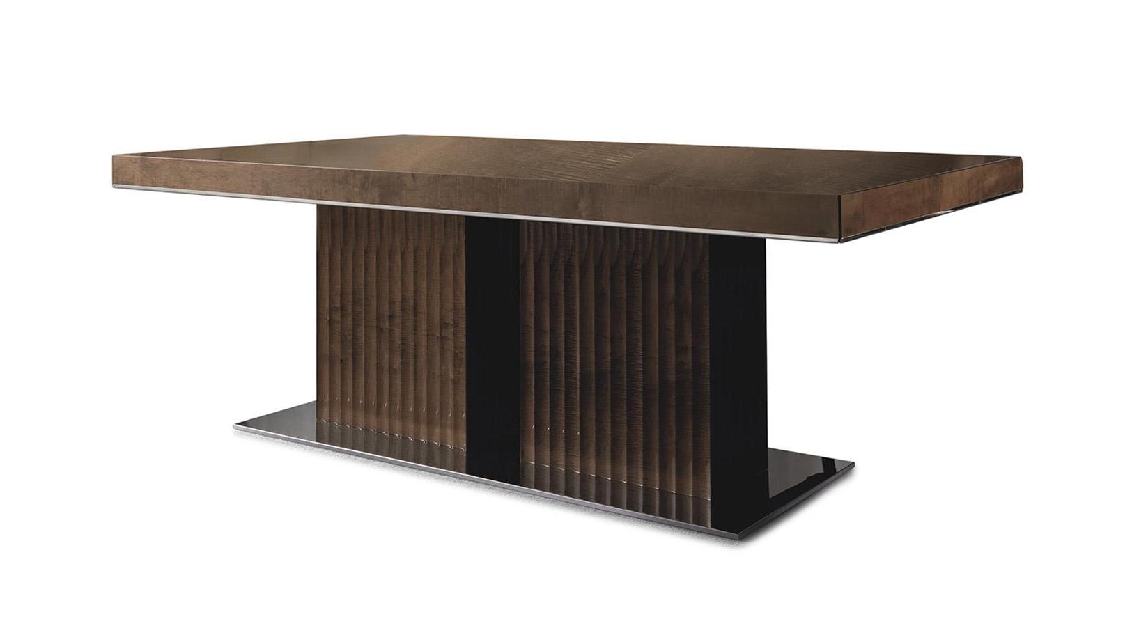 Elegance tafel met fijn hout blad en metalen hoogtepunten