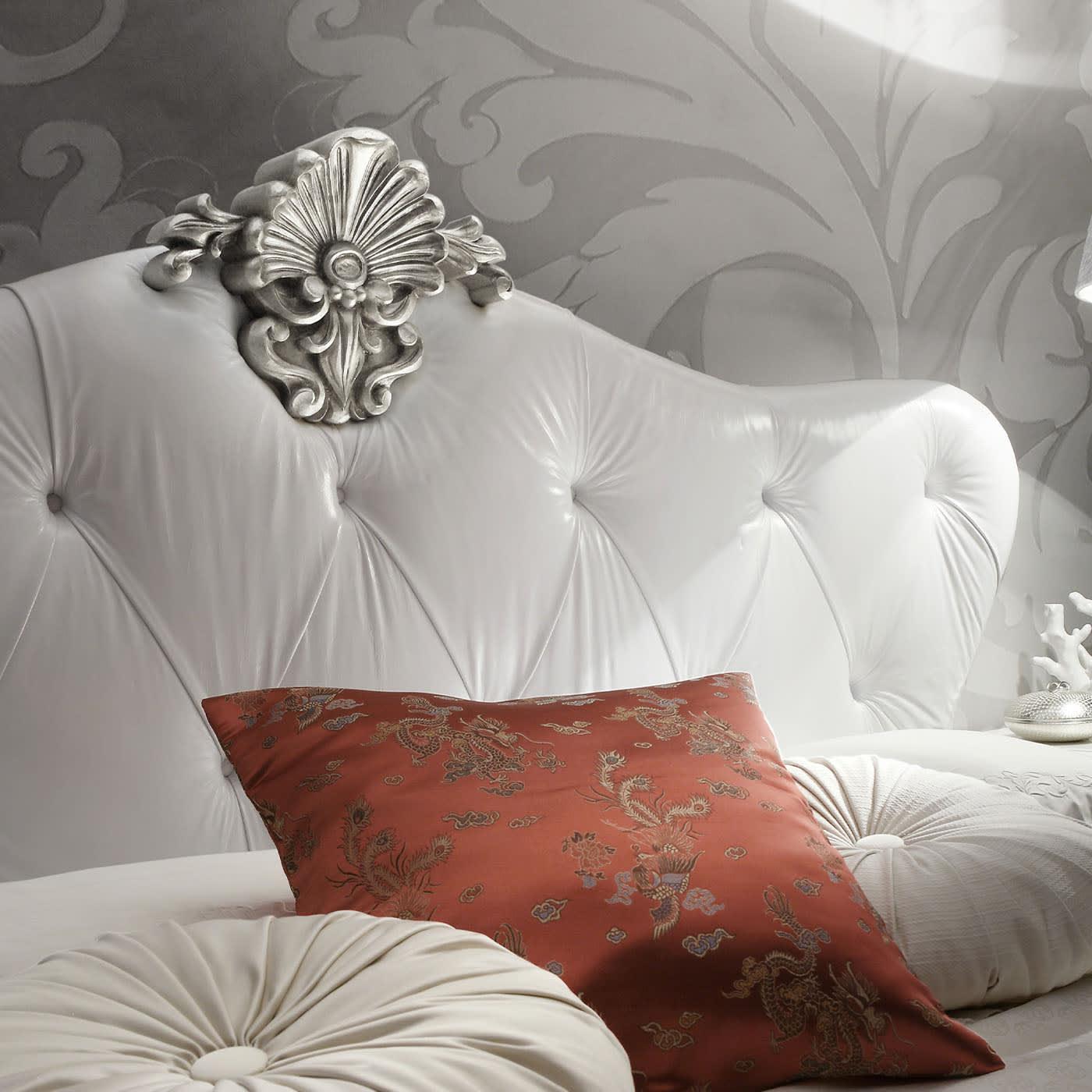 Bed met wit lederen hoofdeinde