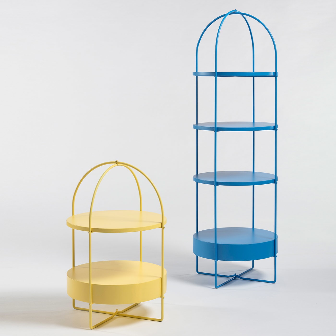 Blauwe gelakte boekenkast