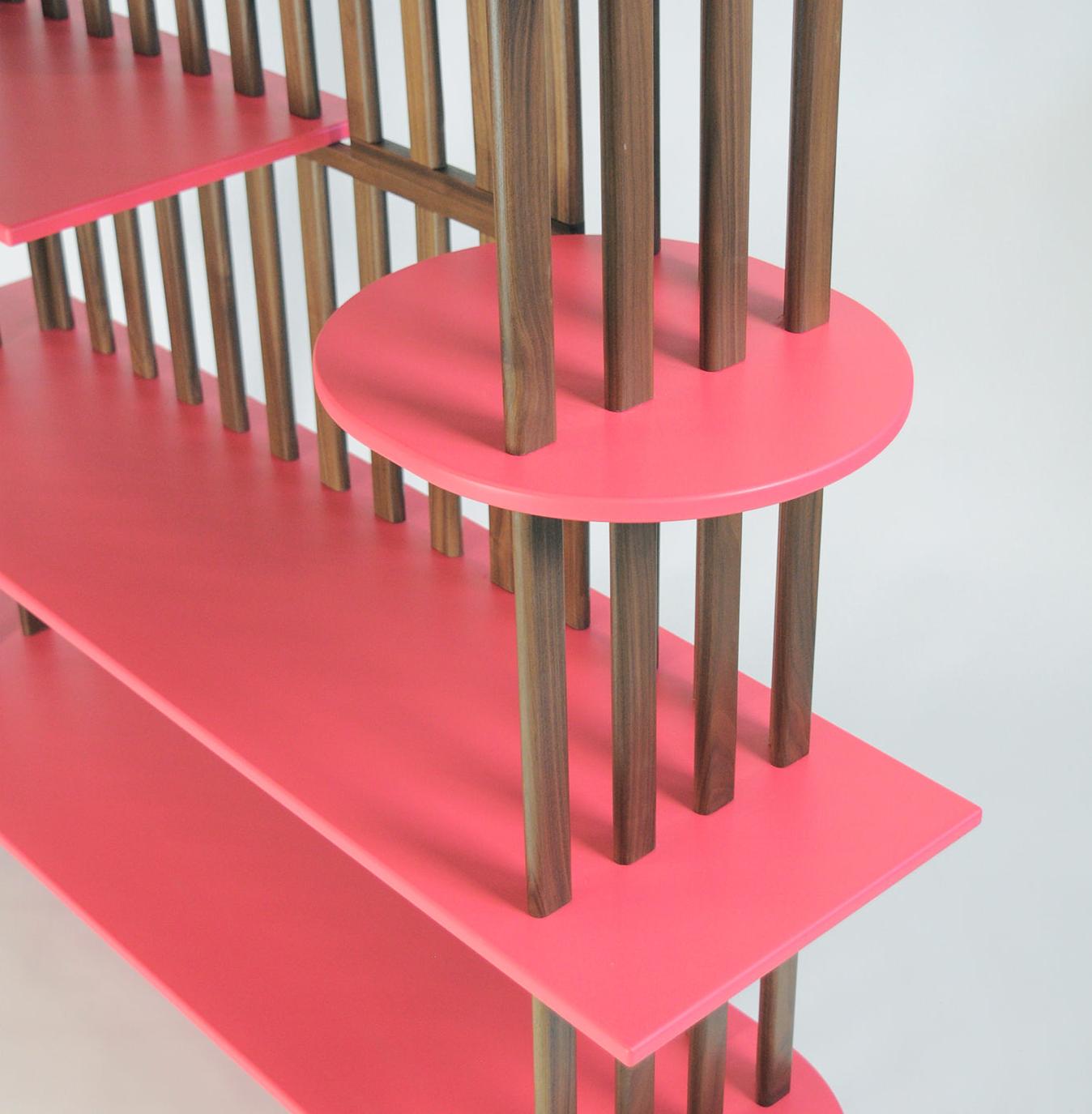 Roze vier-niveau boekenkast