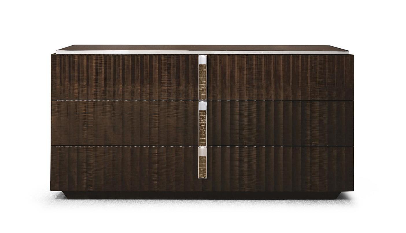 Drie-laden ladekast met fijn hout en leren hoogtepunten