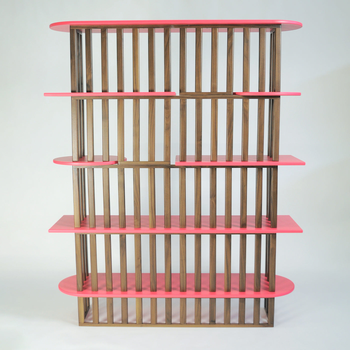 Roze vijf-laags boekenkast