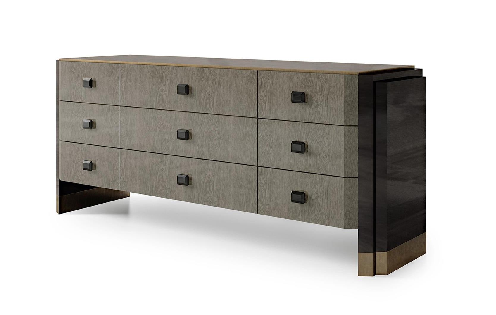 De negen-laden sucupira ladekast met bronzen accenten
