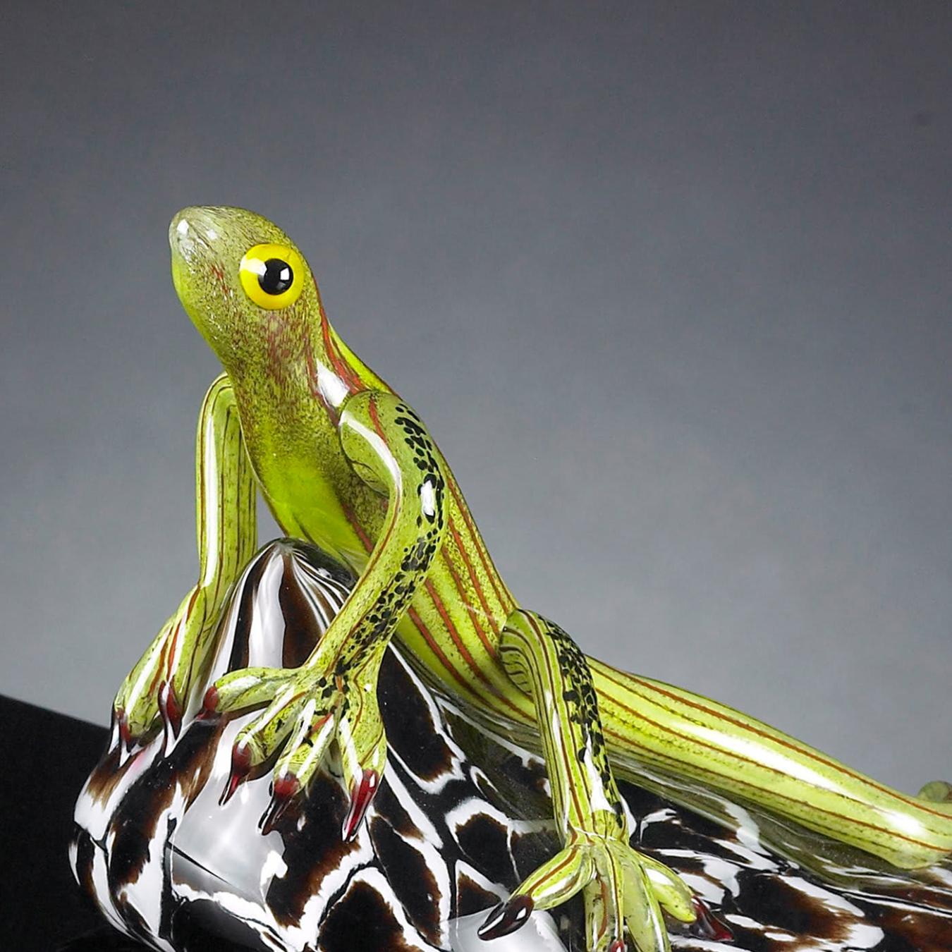 Hagedis op steen sculptuur