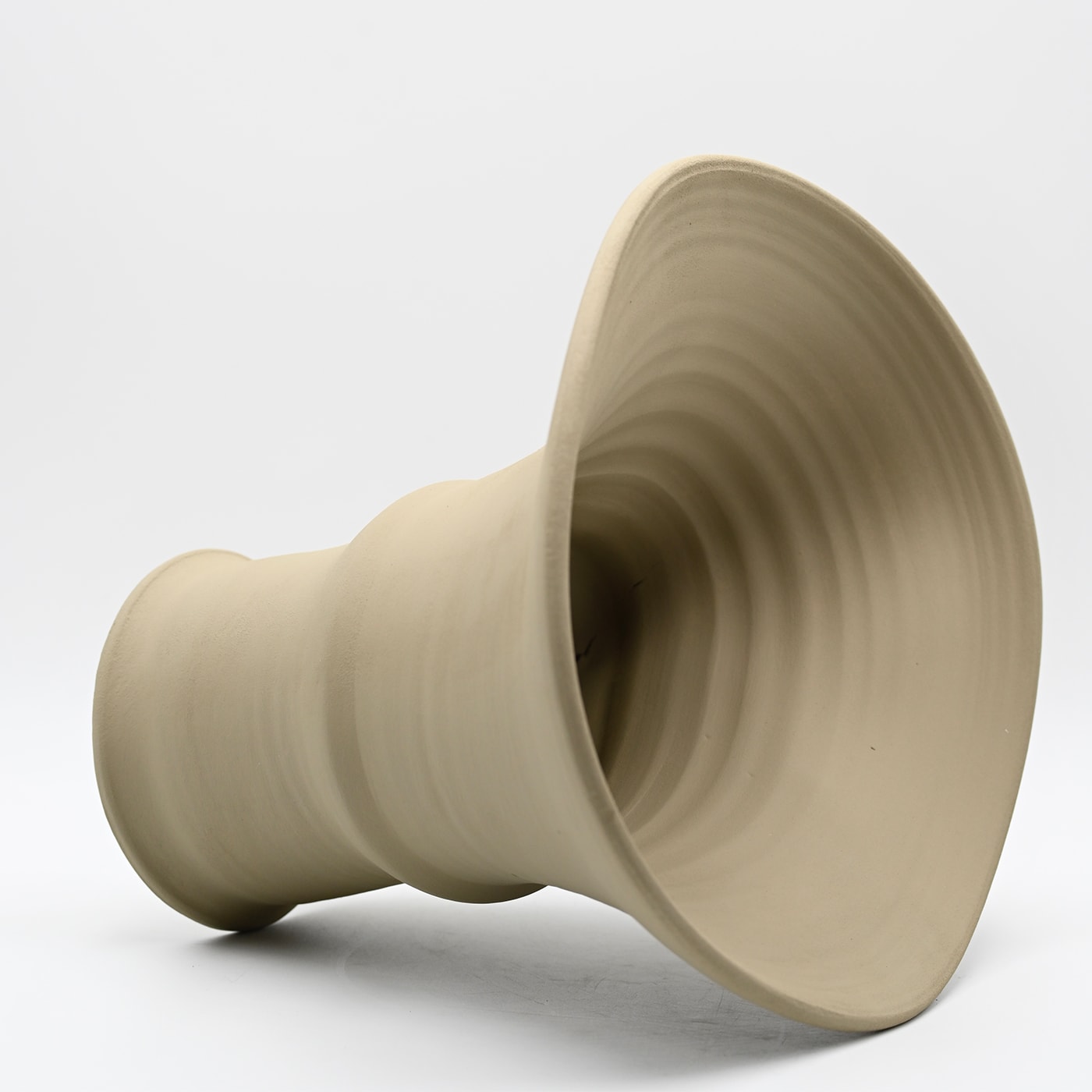 Beige handgebeeldhouwde vaas